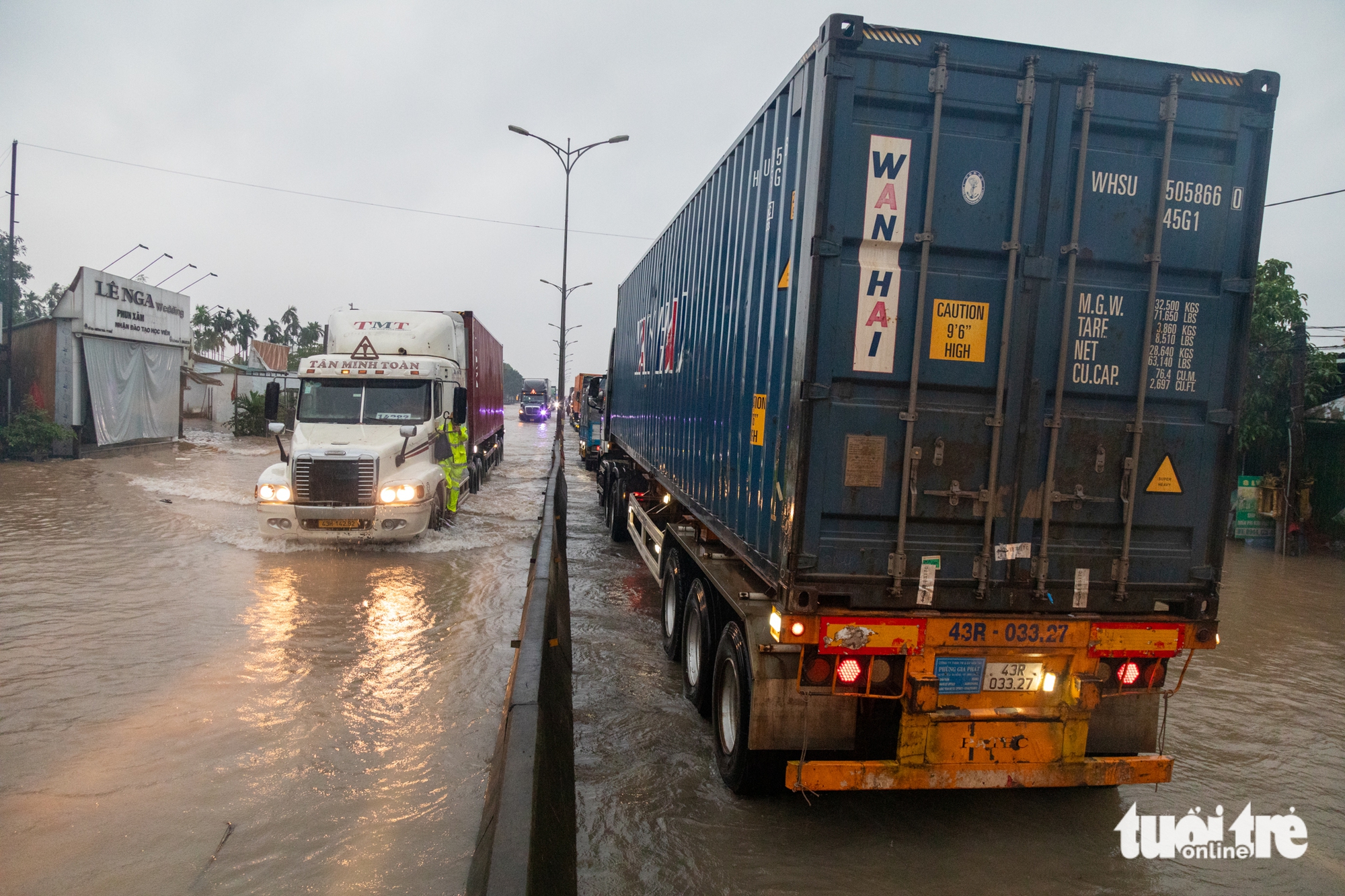 顺化市洪水：国道1号路积水深达65厘米，卡车排长队数公里通过积水点
