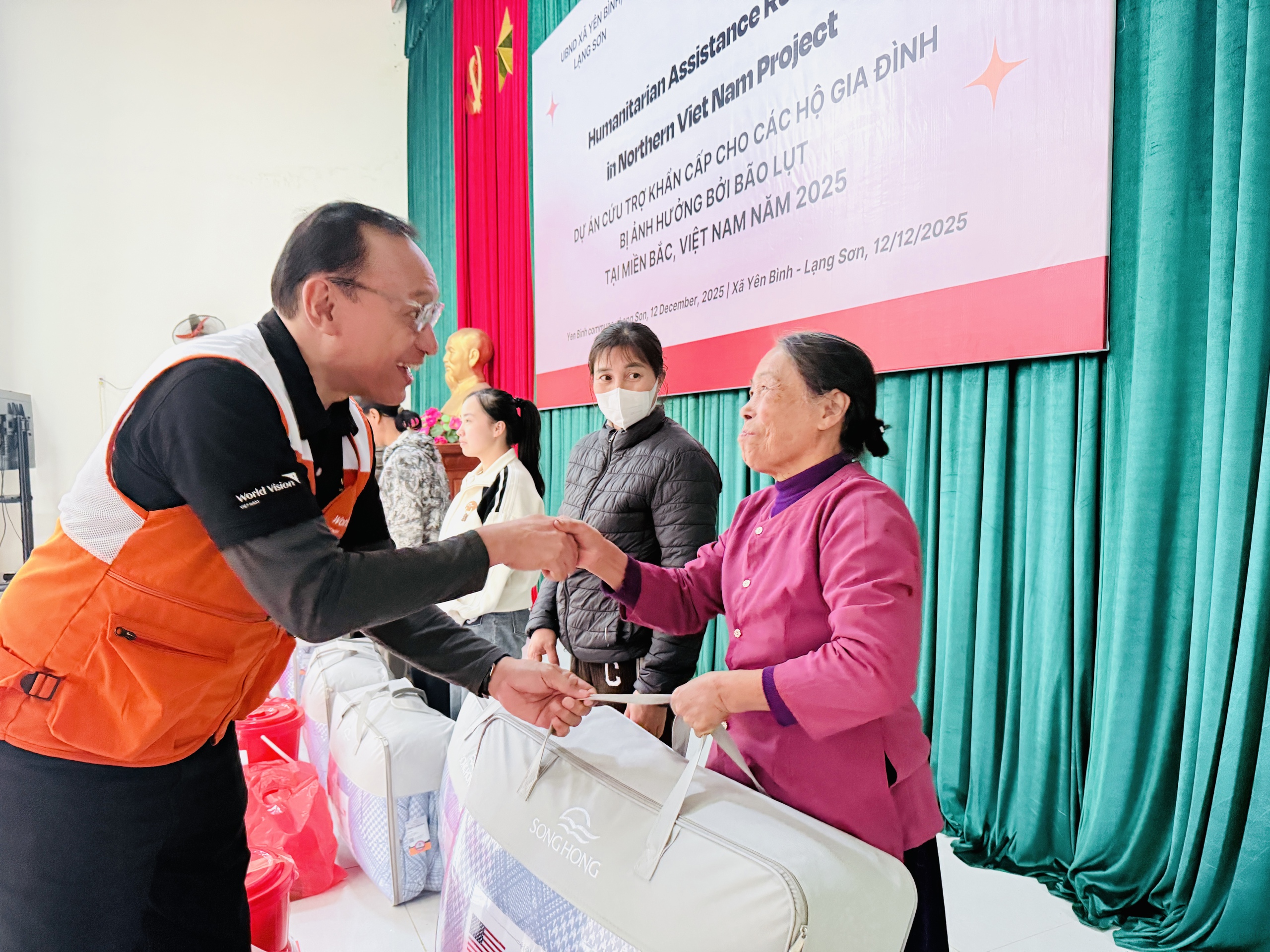 美国大使访问受自然灾害影响的谅山省家庭