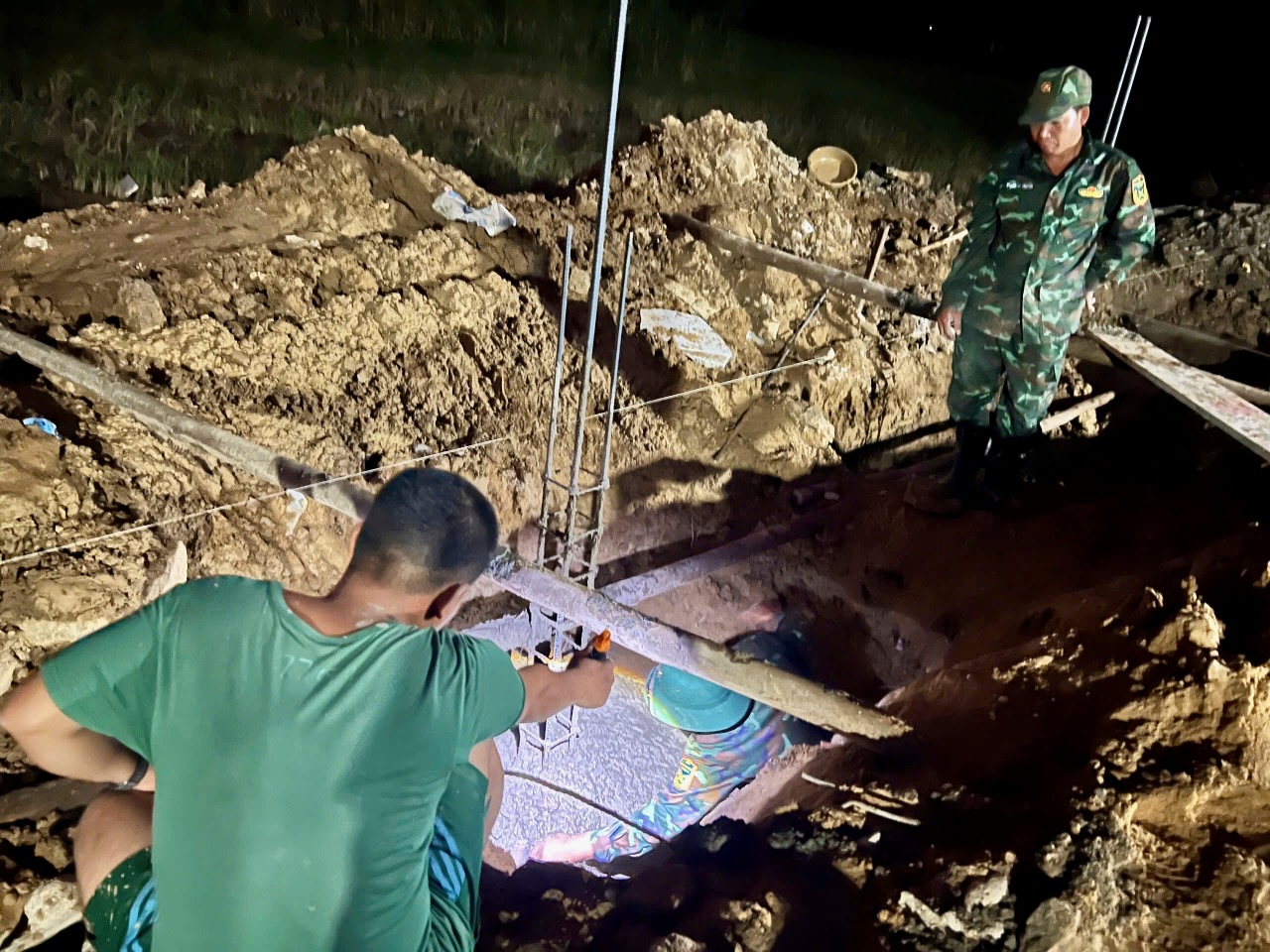 军队连夜为富安省洪水区民众建房