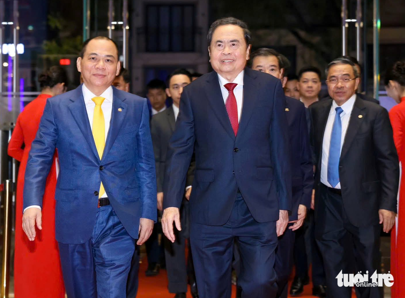 亿万富翁范日旺与两个儿子及贵宾团出席VinFuture颁奖典礼之夜