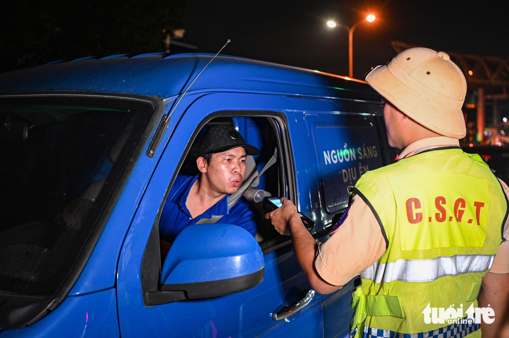 酒精浓度违规处理高峰期：警察通宵在高速公路入口检查