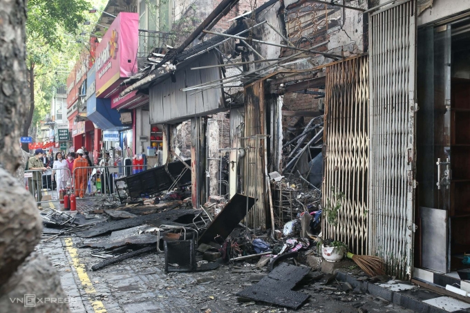 河内市中心三个摊位发生猛烈火灾