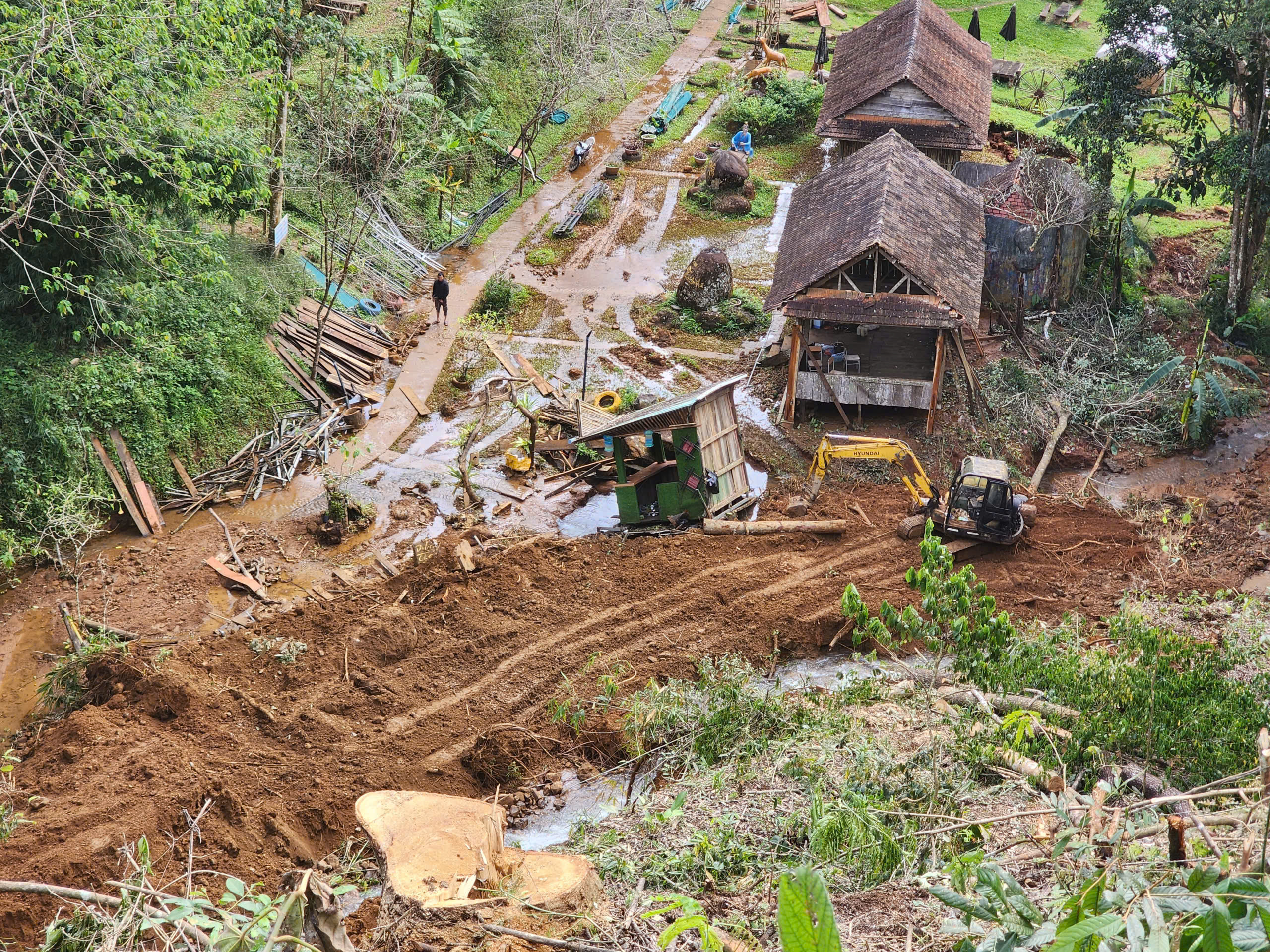 Măng Đen的Pa Sĩ瀑布区因暴雨洪水损毁，当地紧急关闭，未定重新开放日期