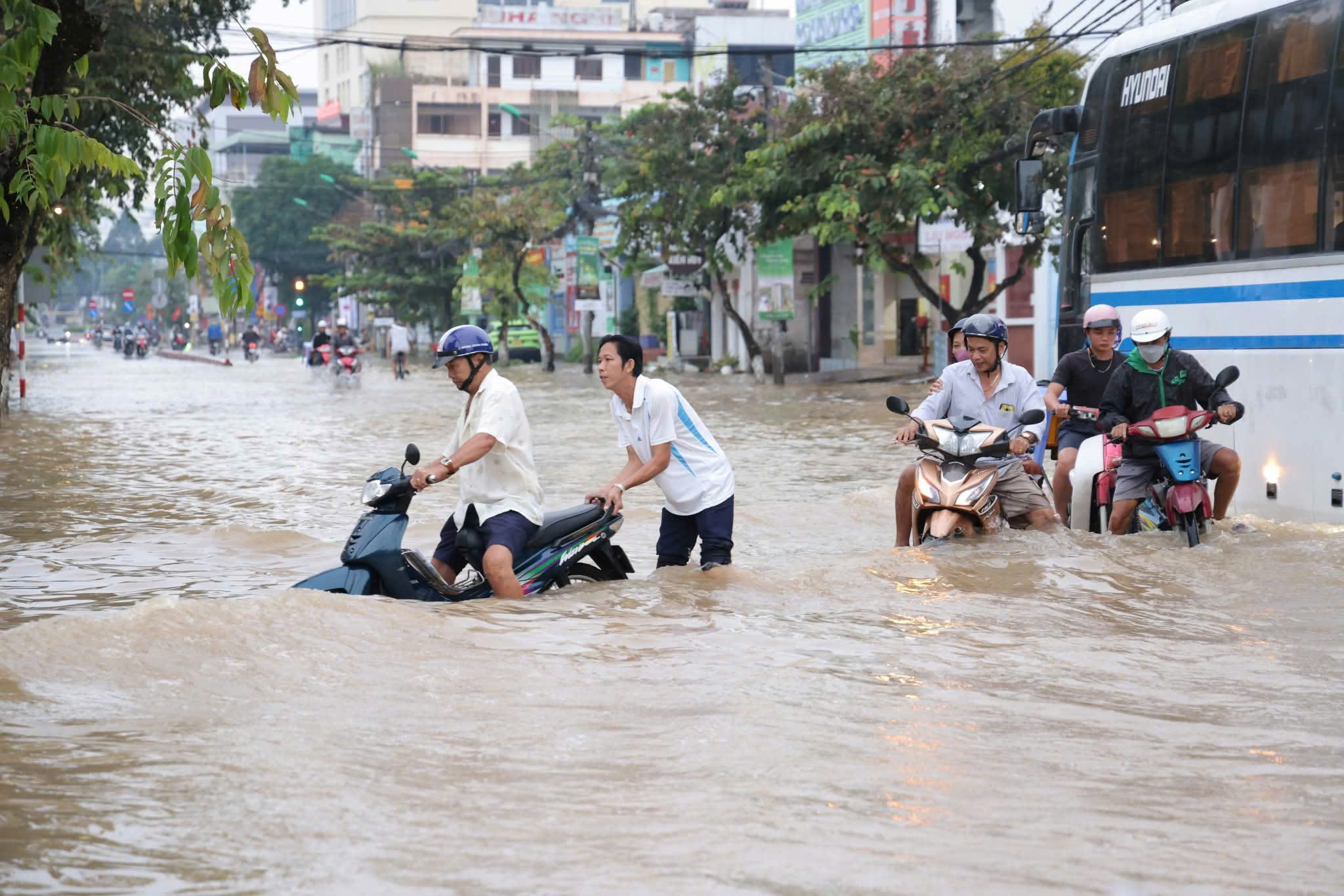芹苴潮汐创纪录高位，多条高干道路仍被淹没