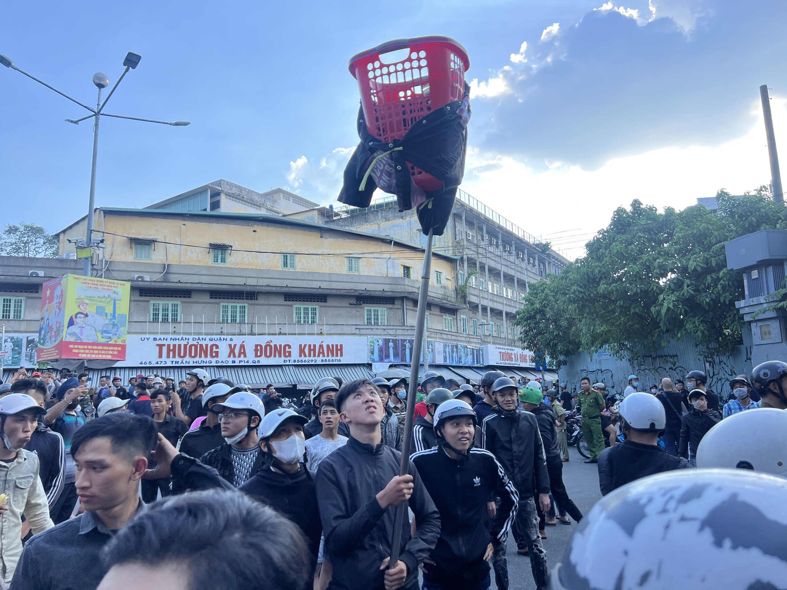 一些地方抢祭品如同'抢劫'