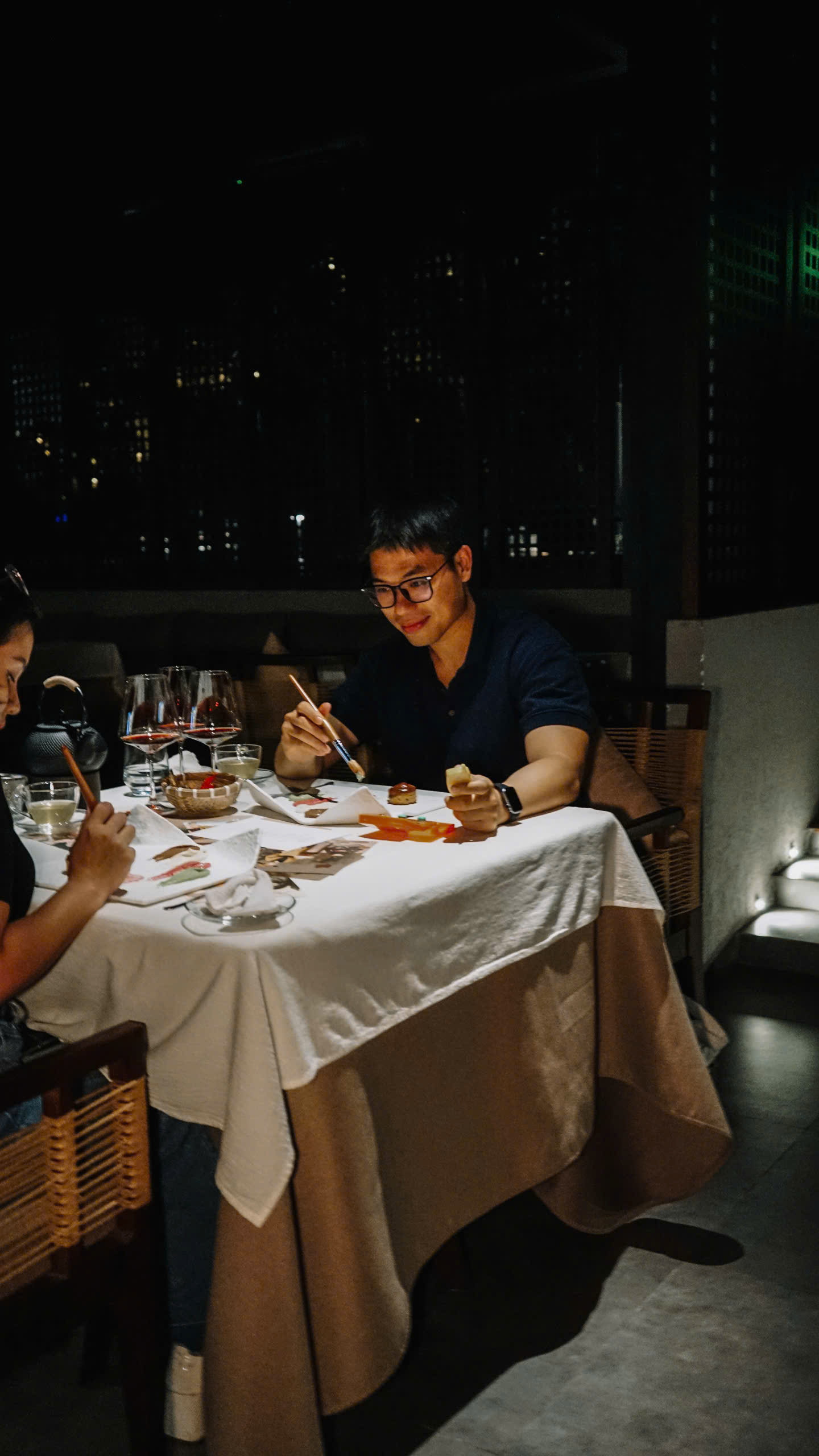 在烛光下用餐，聆听越南童话故事：胡志明市的独特美食体验