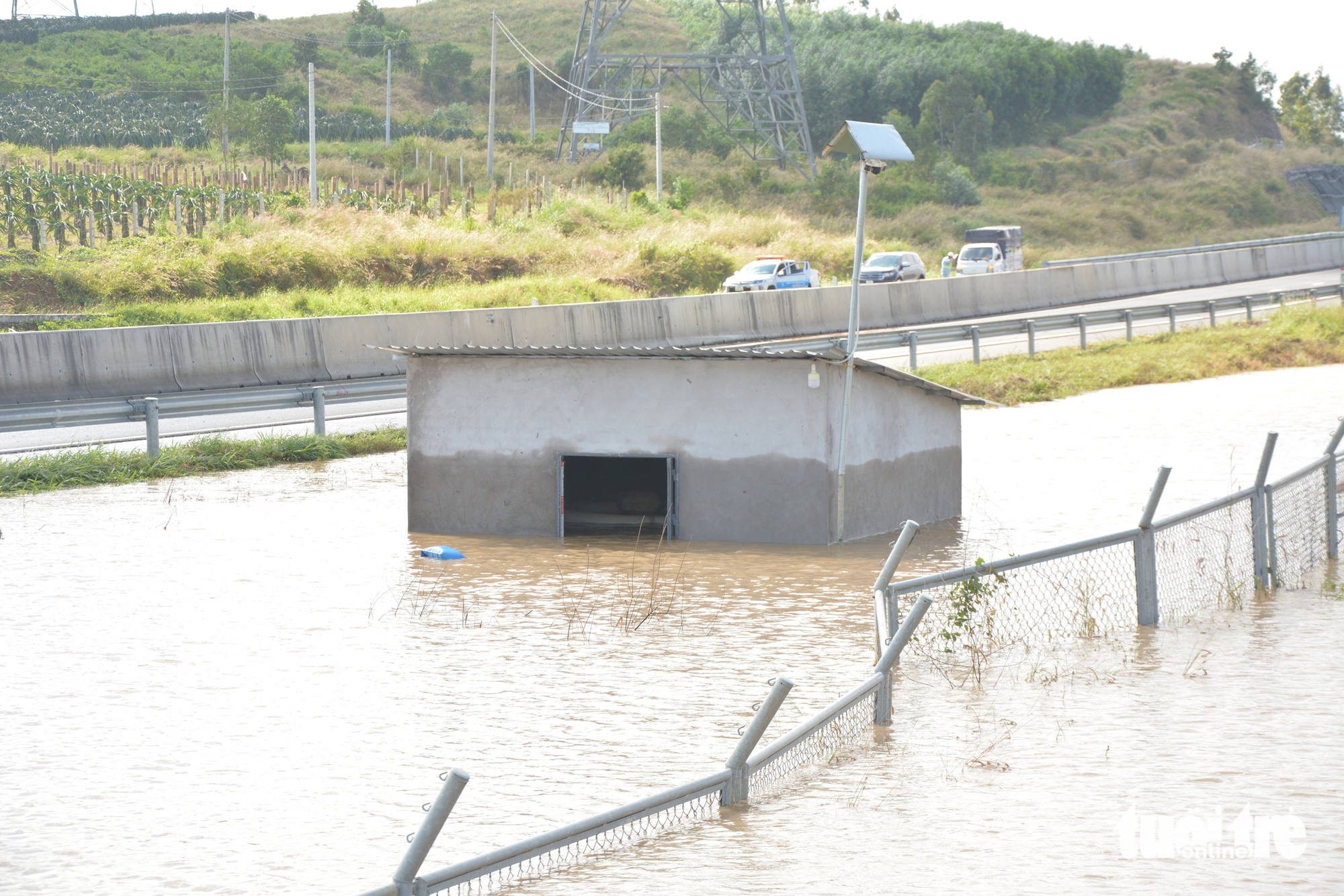 潘切-油吉高速公路防淹泵在洪水中淹没的图像