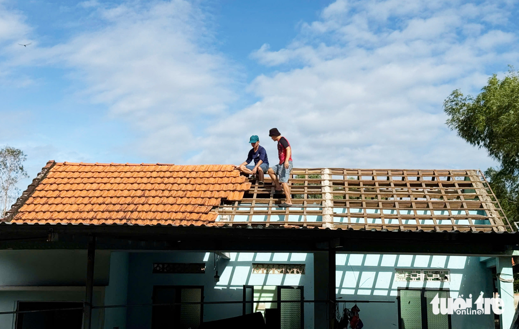 恐怖龙卷风夜间横扫岘港数十户民宅