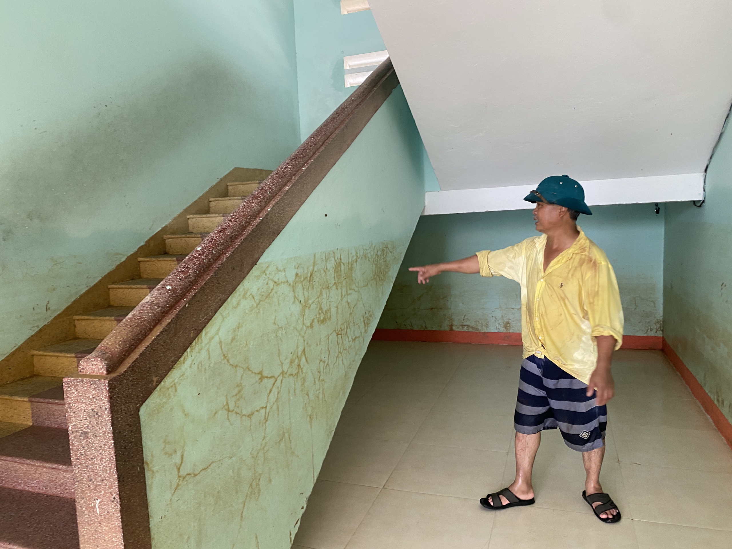 心痛！岘港洪水中心区教师清洗层层淤泥为学生寻找学习用品