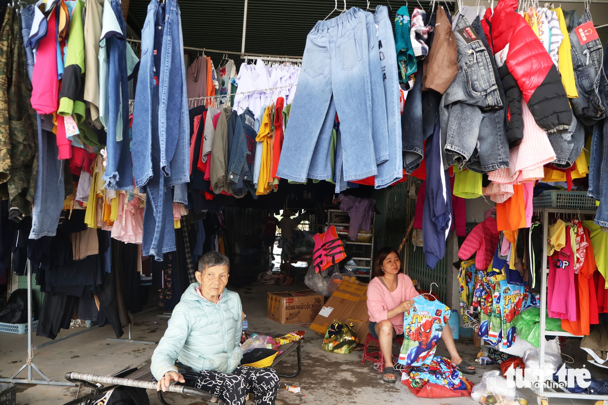 和盛市场小商贩的泪水：救货失败，抱着塑料桶逃生