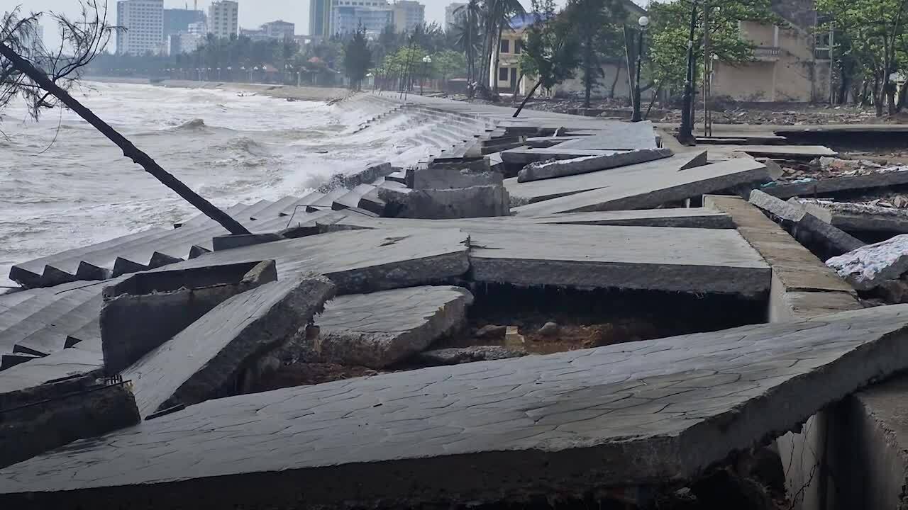 价值超过400亿越南盾的海堤在暴风雨后破碎