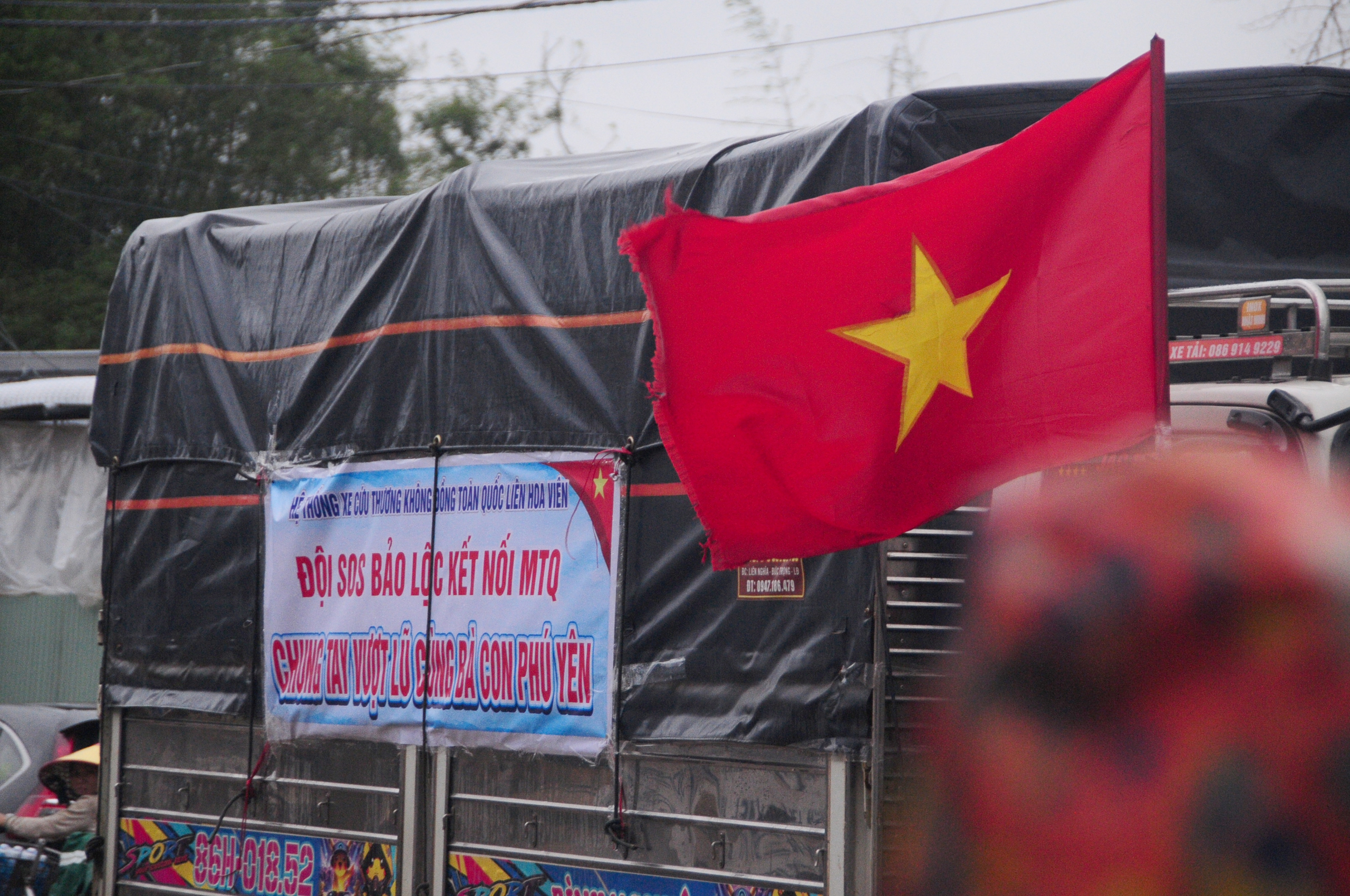 中部地区部队在一个月内两次帮助民众渡过特大洪水