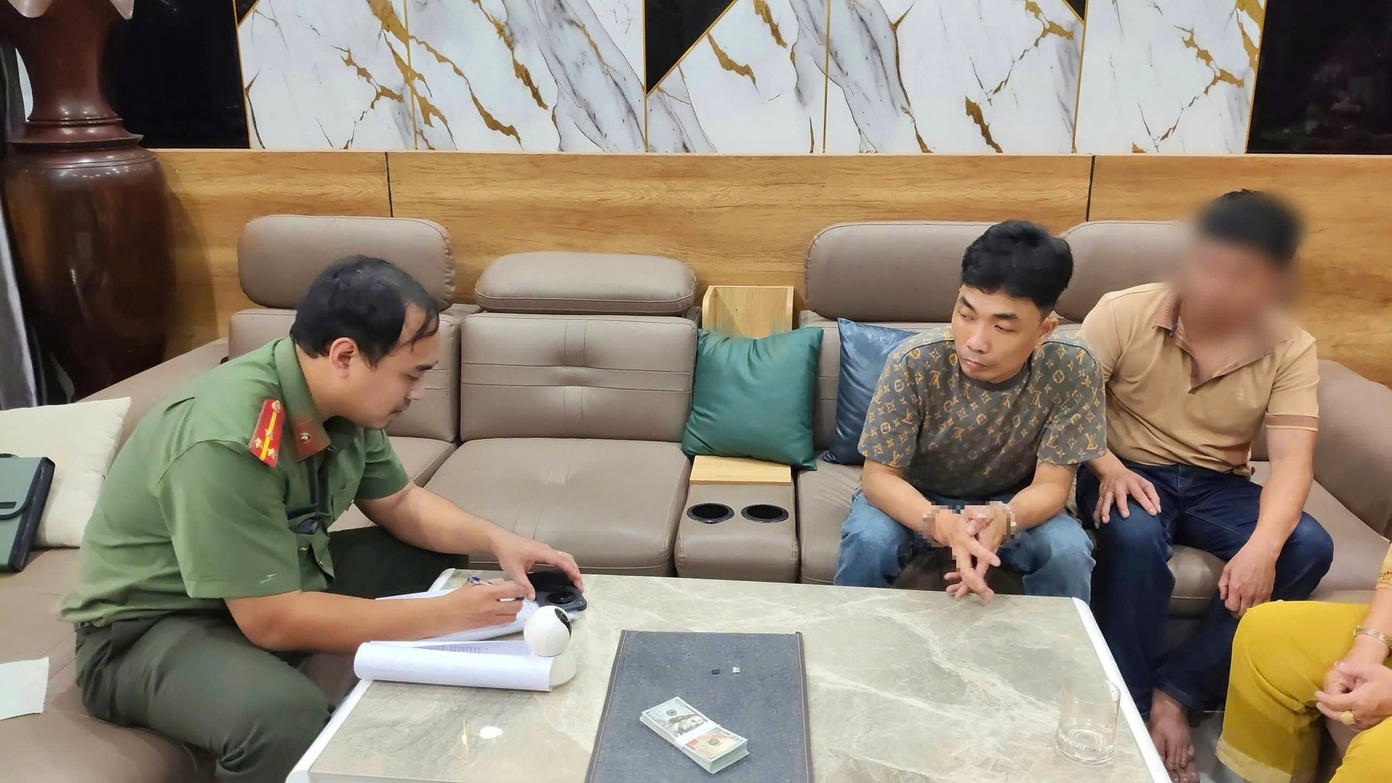 购买假美元，凌晨在岘港消费：两人被起诉| 越南中文社｜越南新闻与政策信息中文平台