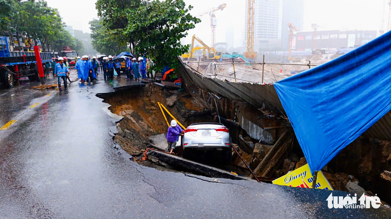 “死亡之坑”吞噬两辆汽车事件：要求Capital Square 3投资方停止在滑坡区域施工