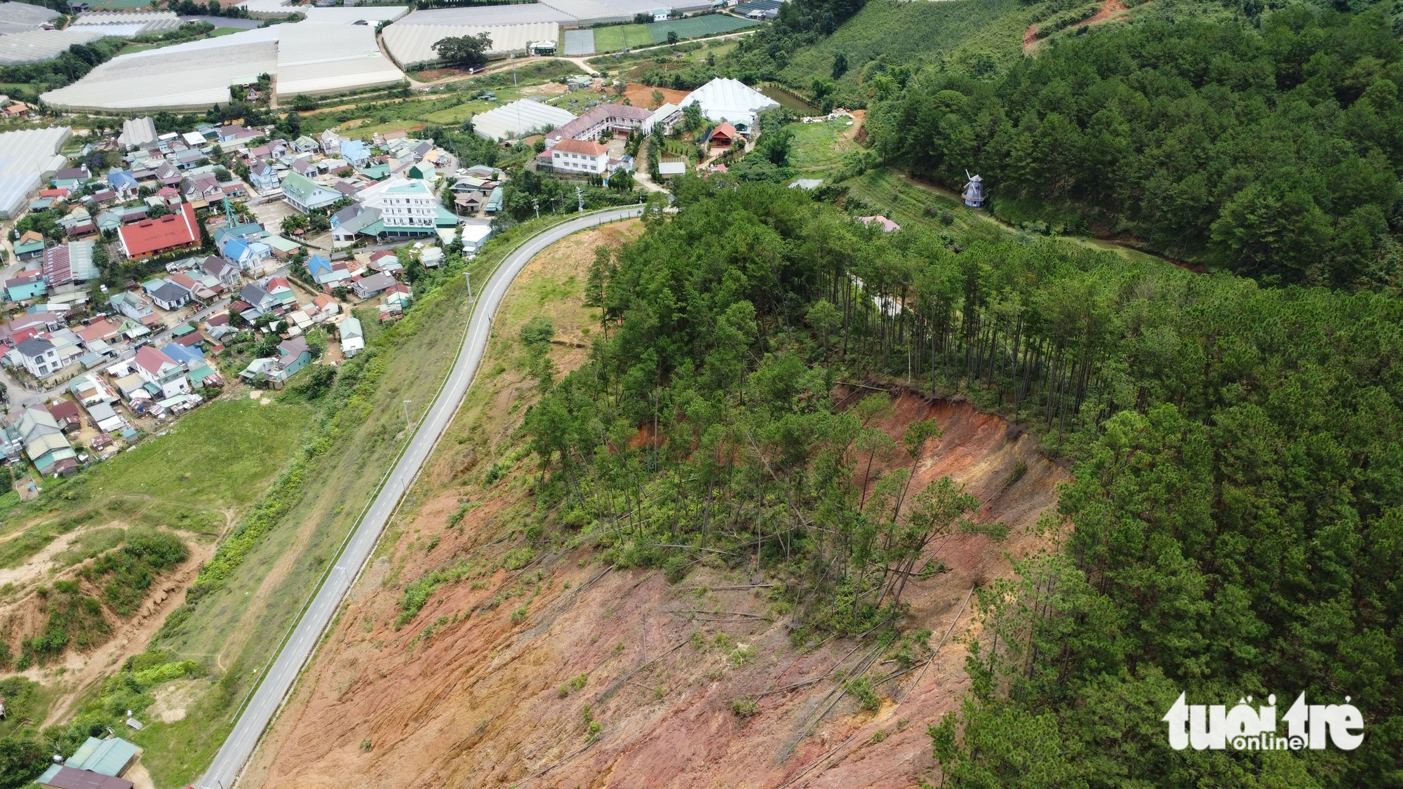 封锁大叻居民区附近的山体滑坡