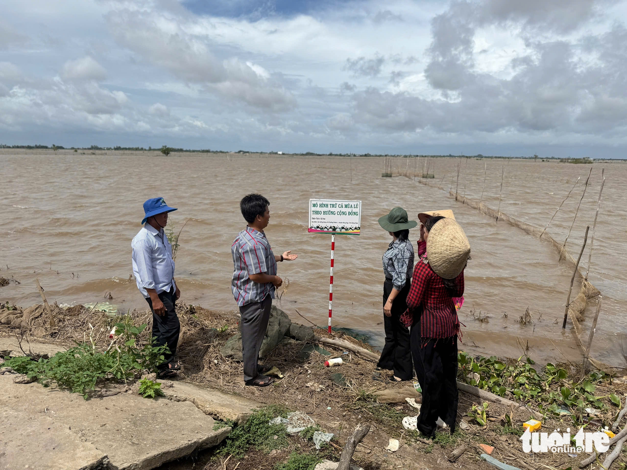 西部农民用舢板船载客游览涨水田野