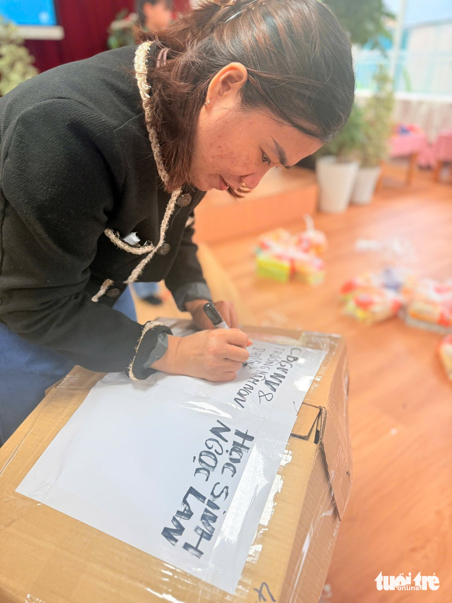 心疼幼儿园孩子们打包每双'还能穿'的鞋子送给洪水区的朋友