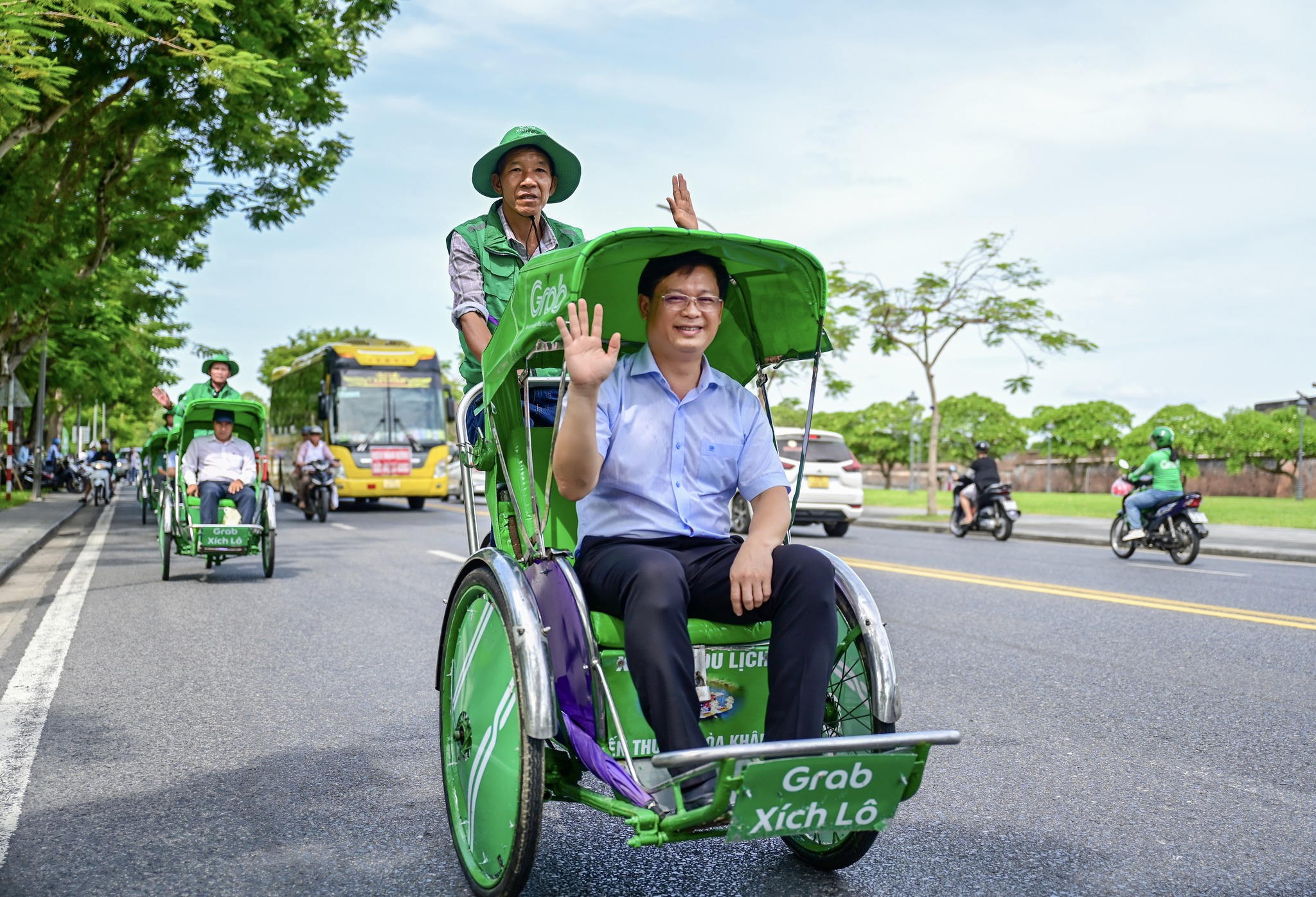 遗产城市中的独特三轮车Grab服务