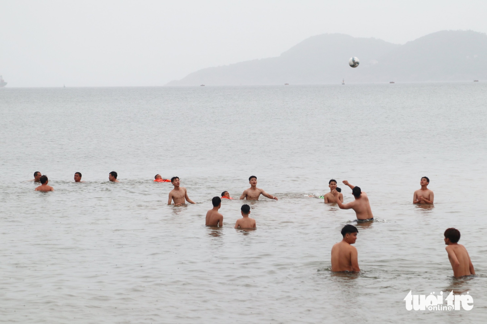 尽管有禁令，许多游客仍在第三号台风前在Cửa Lò海滩游泳
