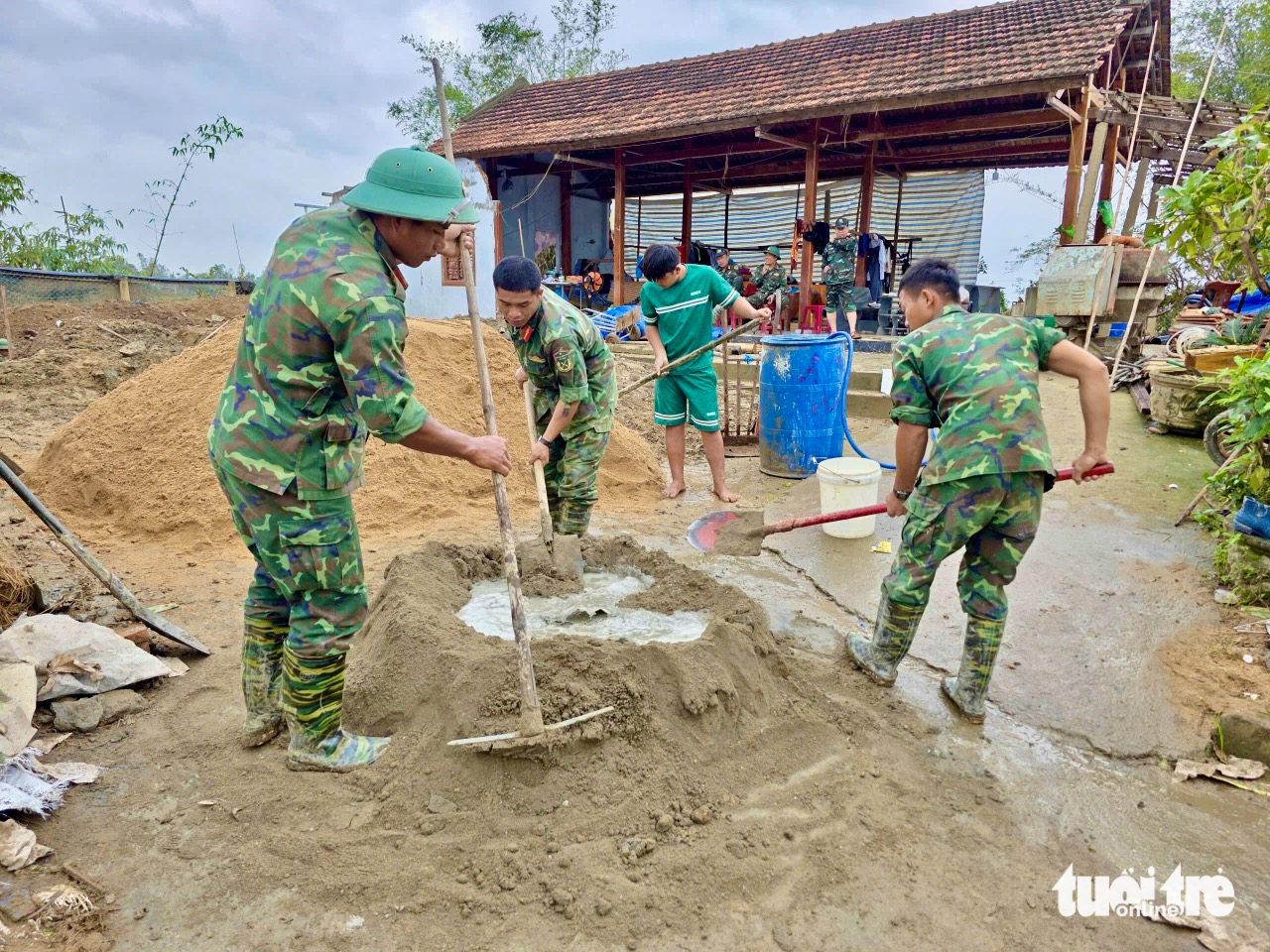 军队连夜为富安省洪水区民众建房
