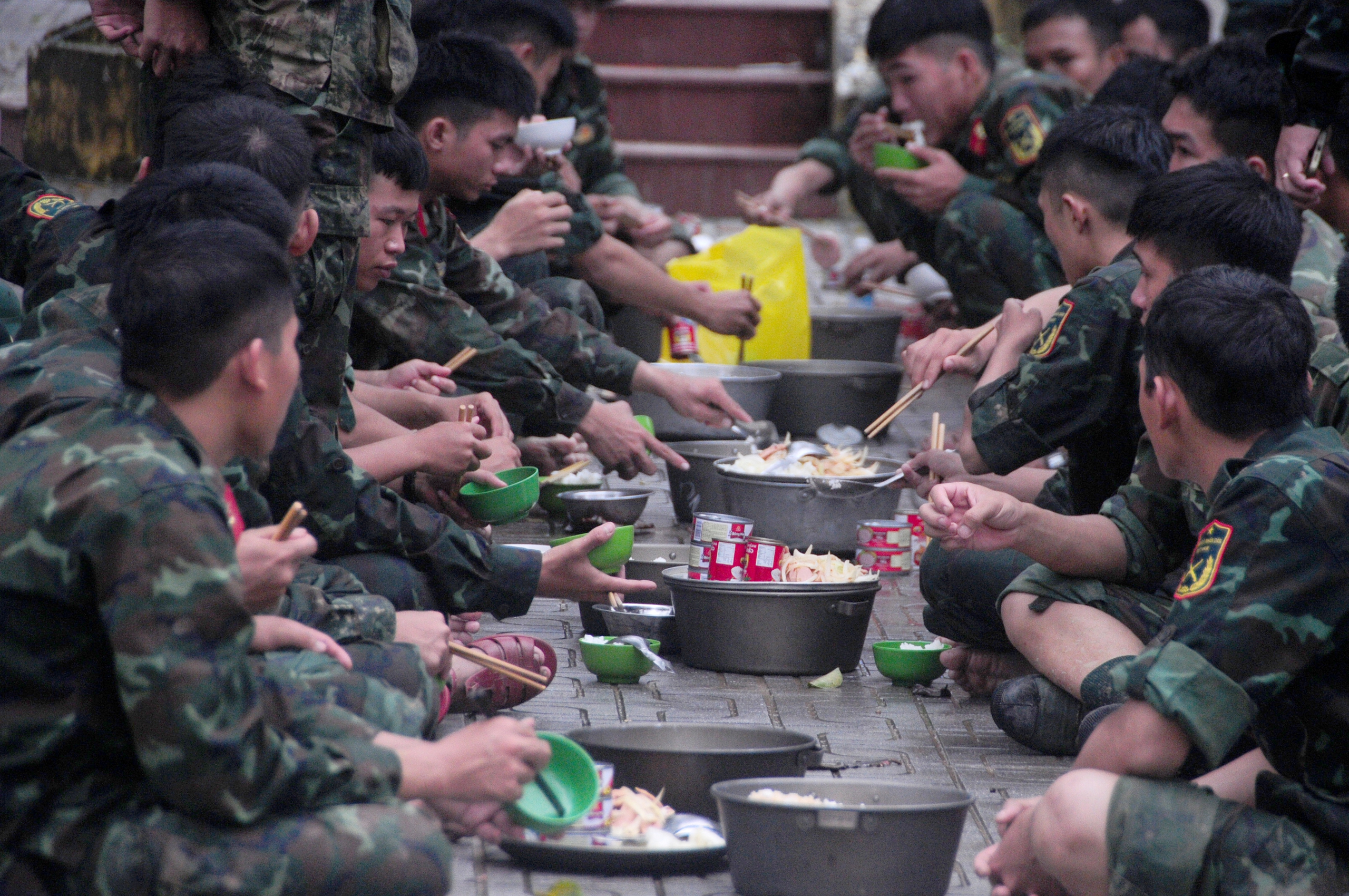 中部地区部队在一个月内两次帮助民众渡过特大洪水