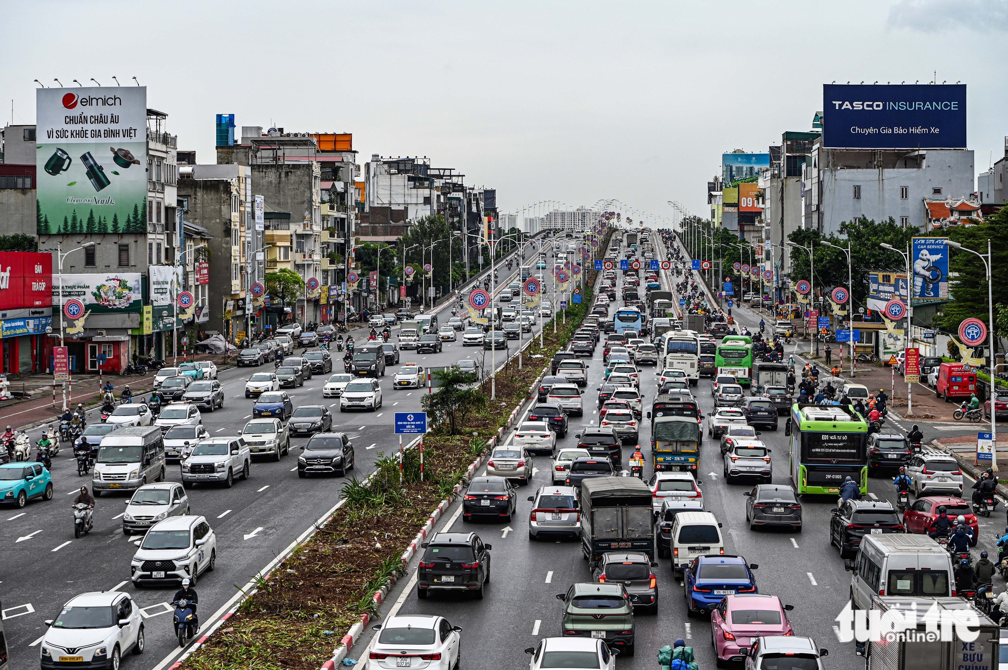 龙边桥单向禁行，河内市民艰难寻找过河方式