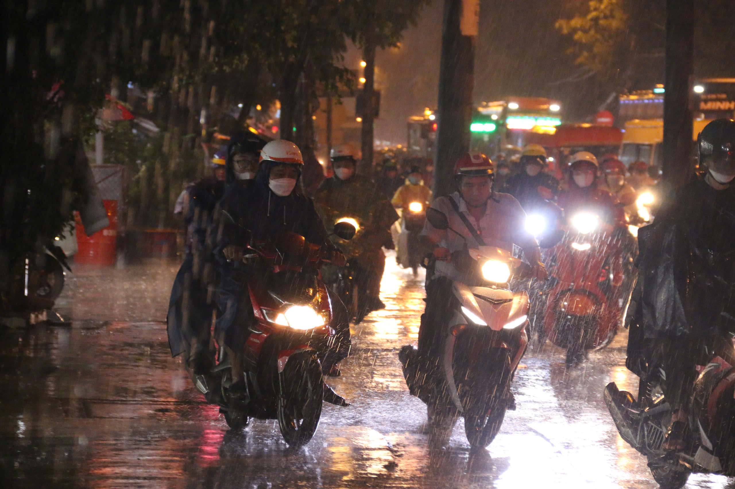 民众冒雨，警察在平沼1桥紧张疏导交通