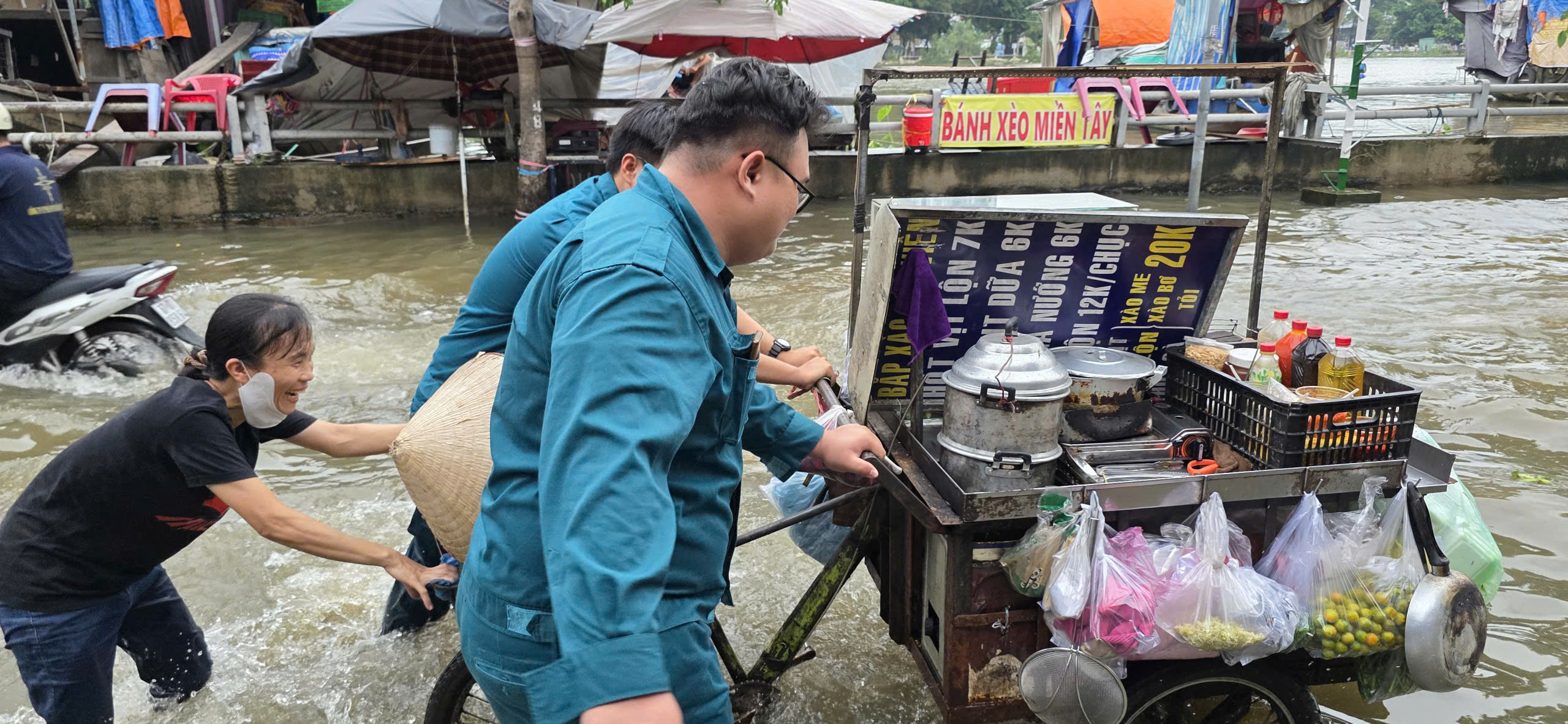 胡志明市潮汐达到顶峰，年轻人组建志愿者队伍帮助民众安全渡过洪水
