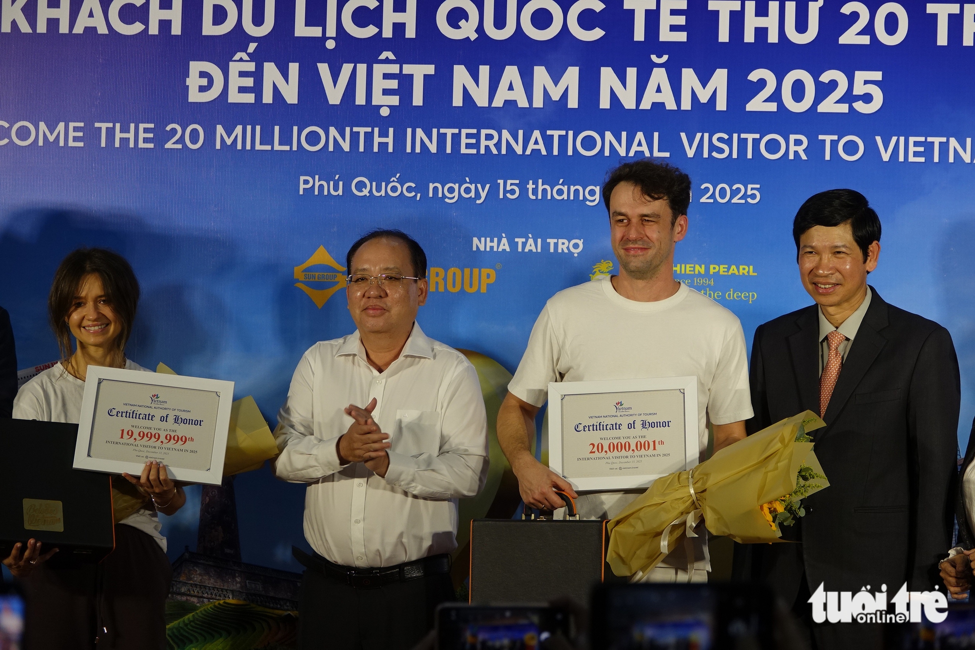 热烈欢迎第2000万名国际游客抵达富国岛