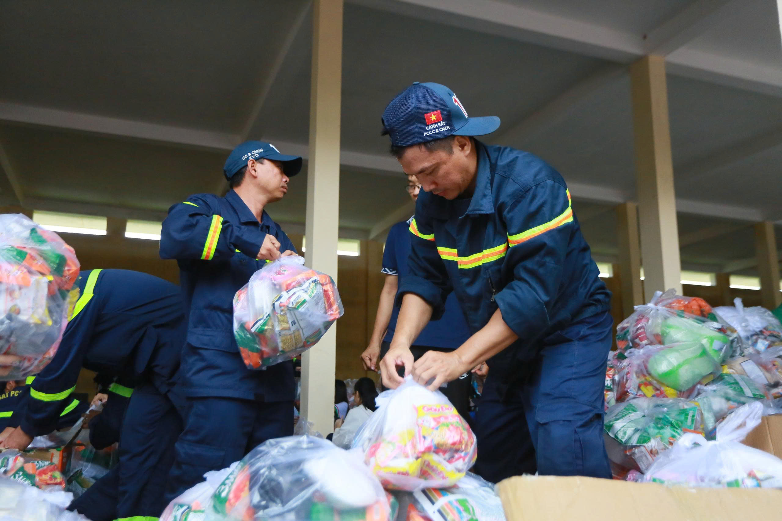 胡志明市消防员前往旧富安省支援洪水后灾民，交付近100吨救援物资