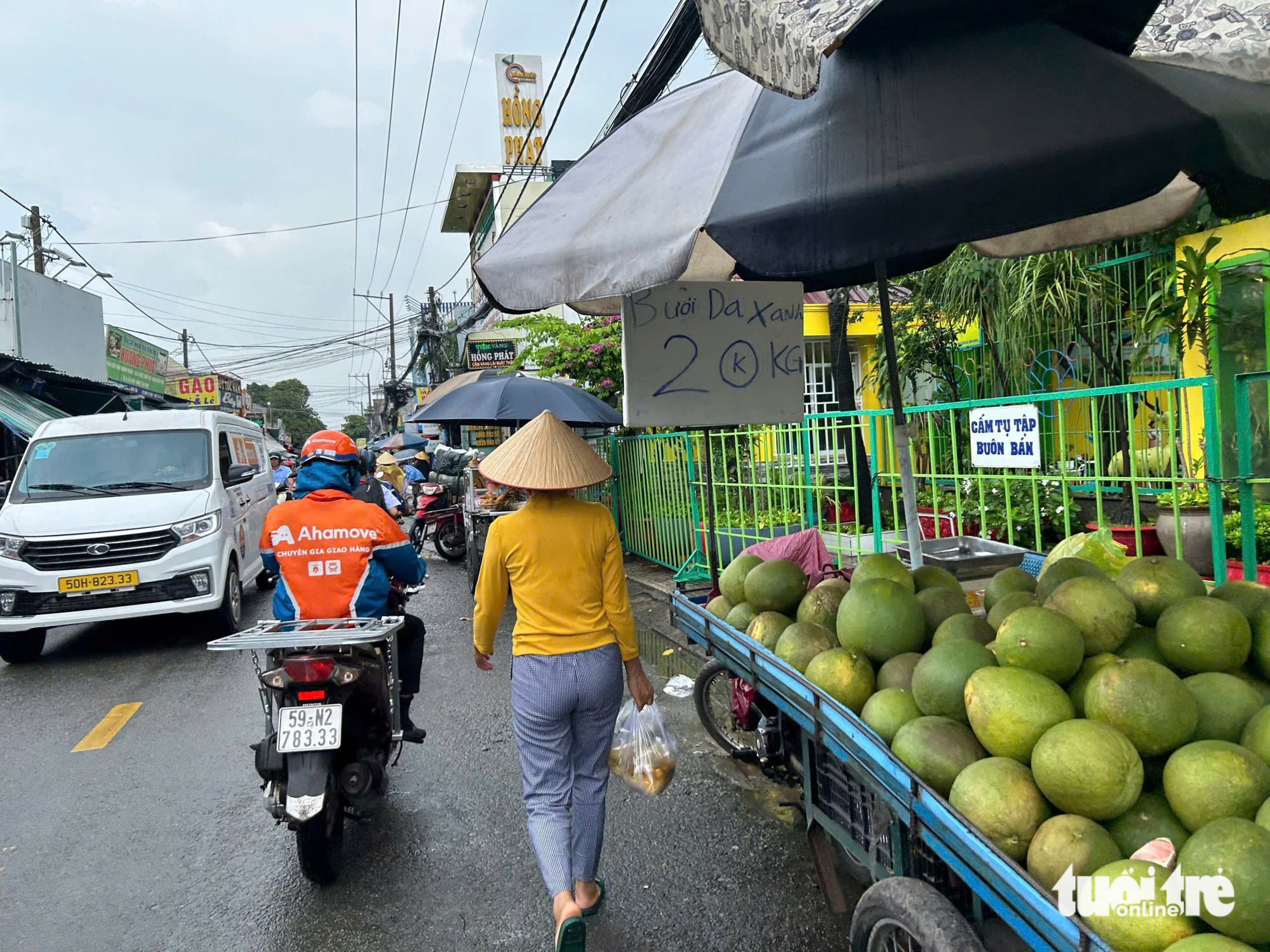 杀完鸡将水倒在人行道上，溢出到买卖道路：职能部门怎么说？
