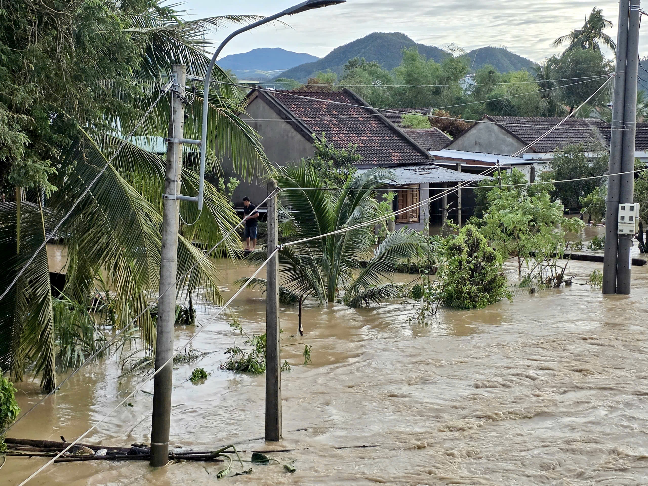 风暴过后天气晴朗，达克拉克东部多地仍被洪水淹没