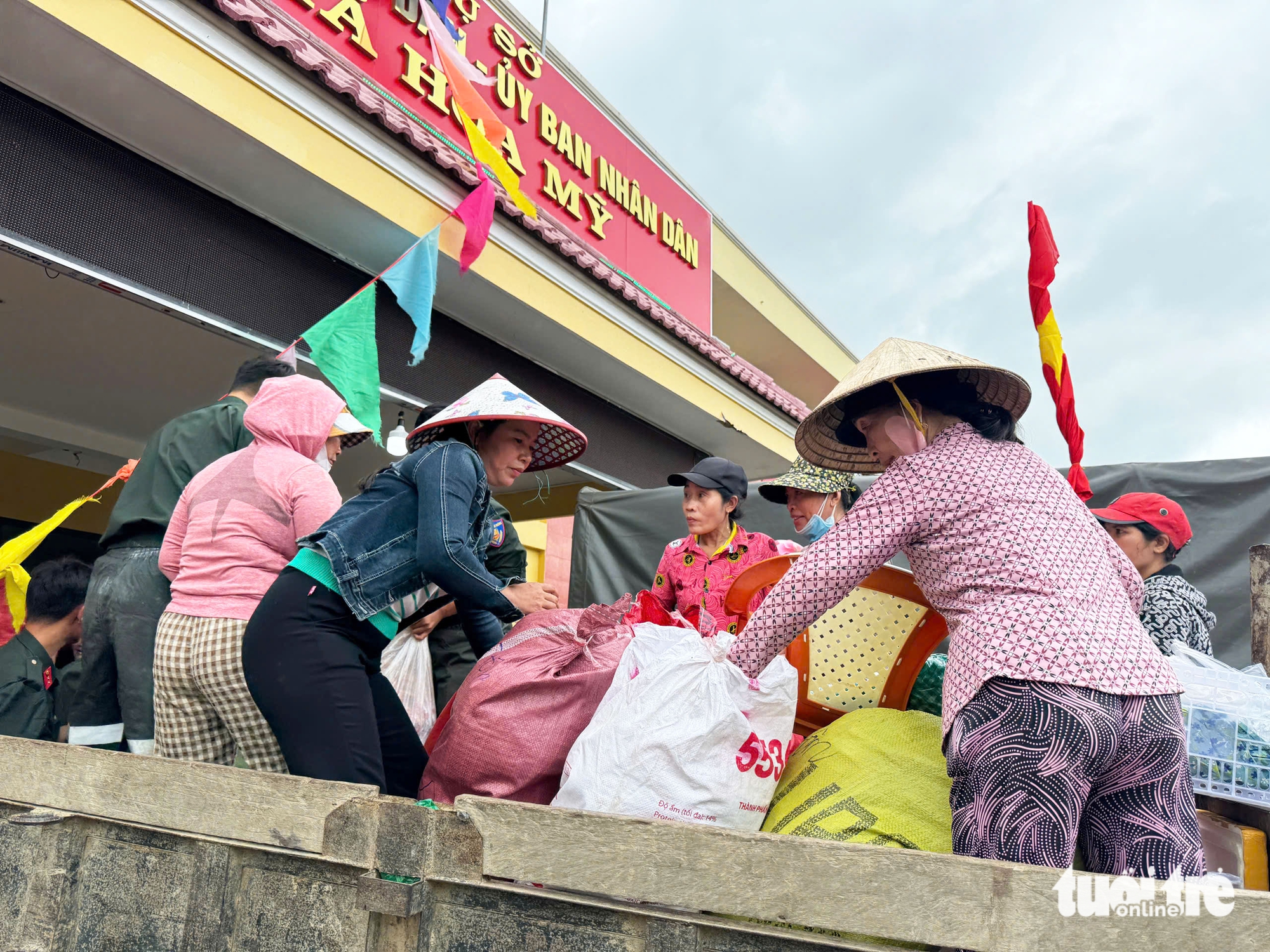 天先生和10名妇女在Hòa Thịnh洪水中心区的拖拉机补给队