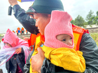 岘港:优先将洪水孤立地区的老人和儿童转移到安全地点