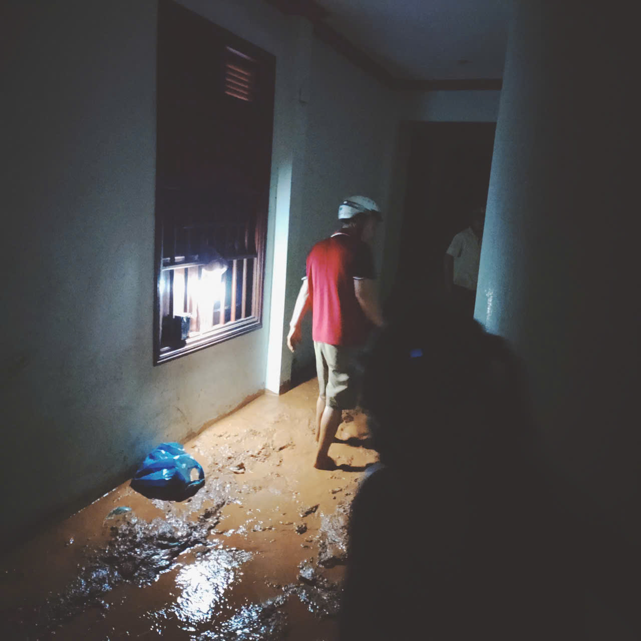 泥浆洪水如瀑布般涌入房屋，警察必须翻墙进入紧急疏散居民