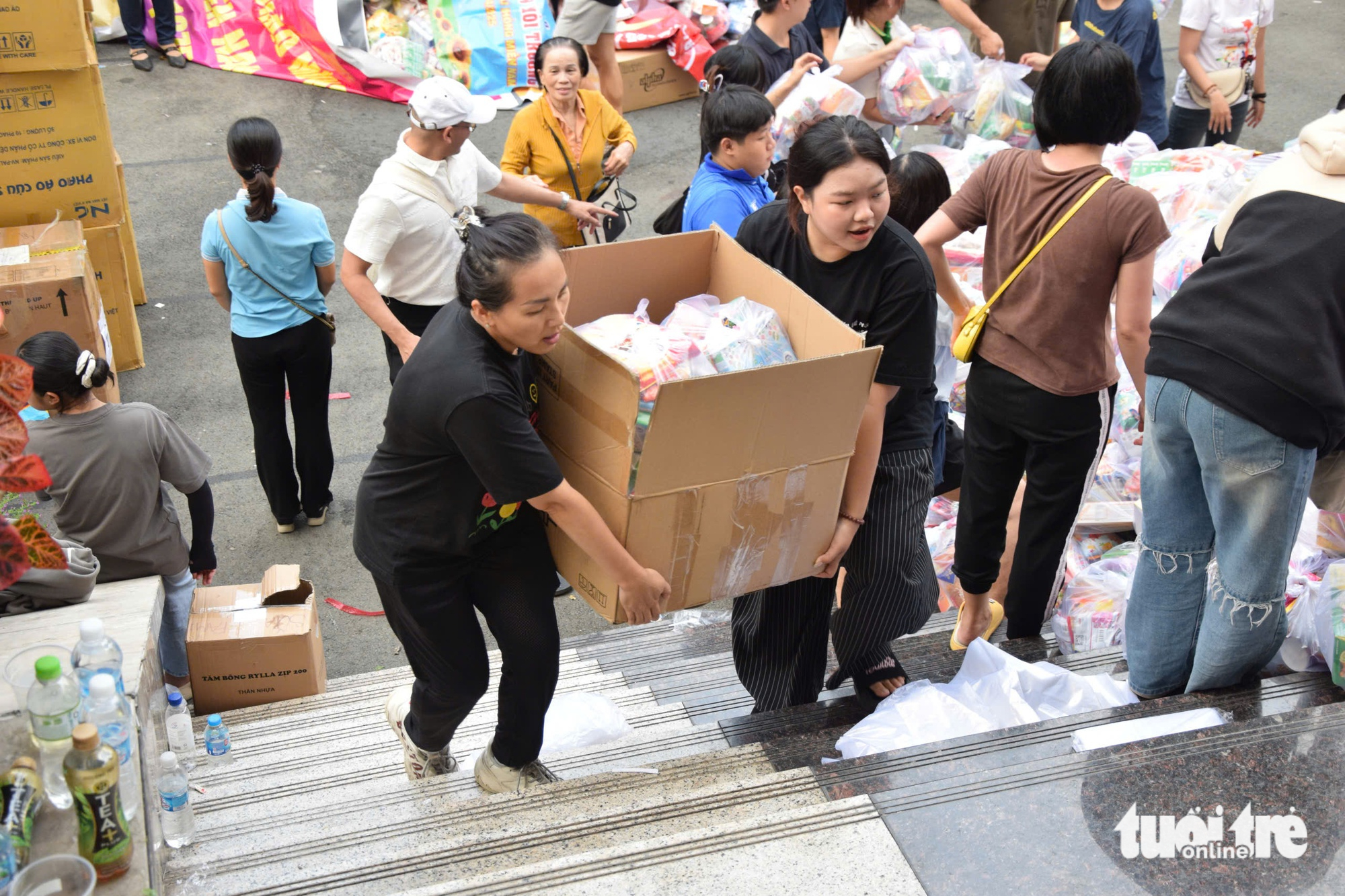 外国人卷起袖子，与胡志明市同胞一起向中部地区传递爱心
