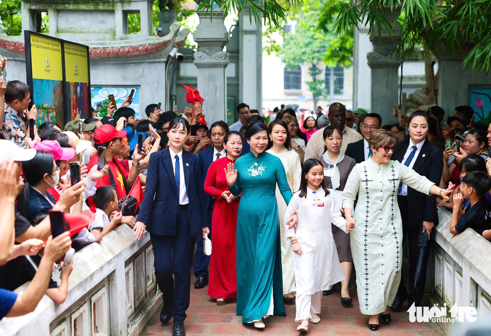 夫人吴芳丽与古巴领导人夫人在河内的感人重逢