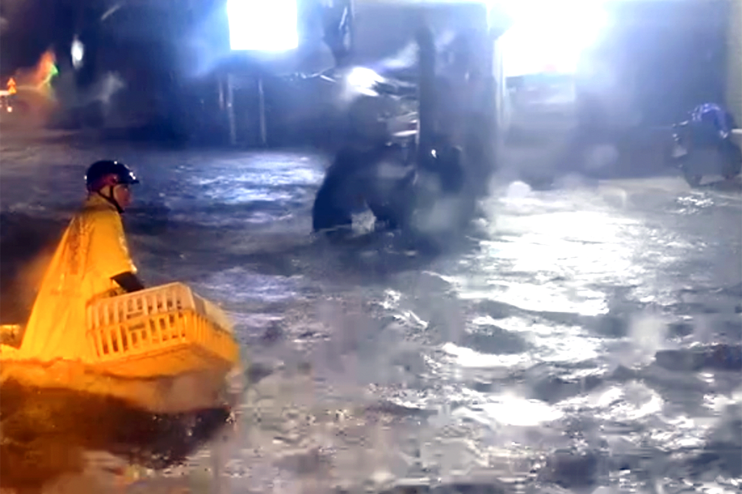 降雨一小时，国道1号如河流般淹没，汹涌水流冲走摩托车