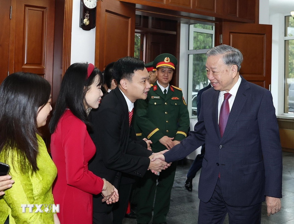 总书记苏林访问大使馆，在朝鲜揭幕胡志明主席雕像