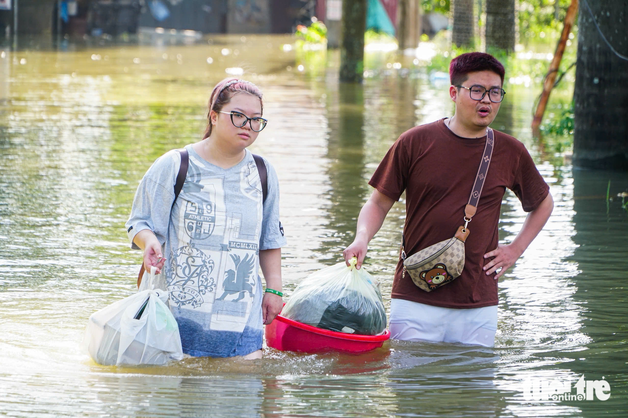 大雨过后4天，河内日江居民仍需涉水齐腰深