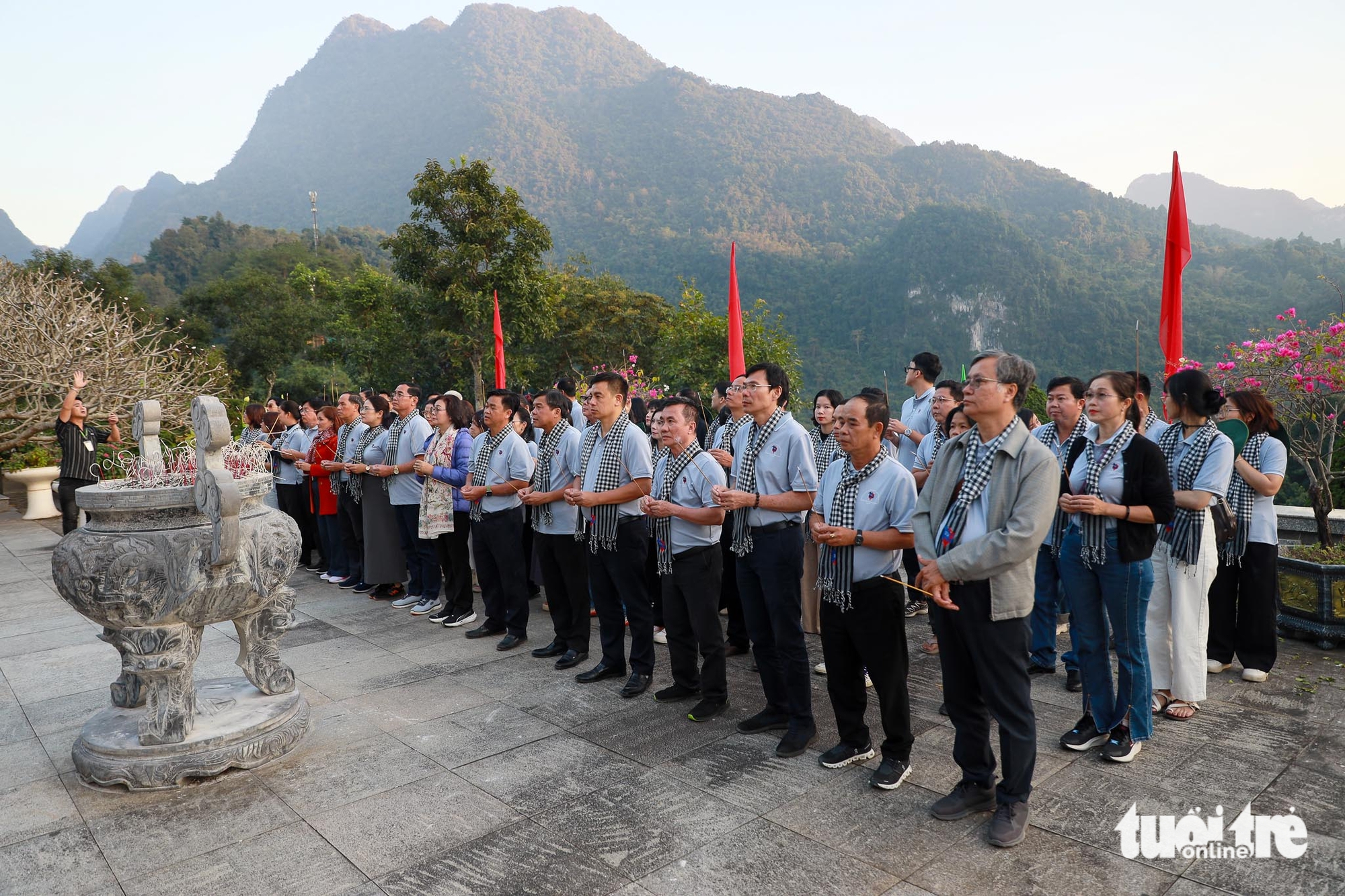 胡志明市宣传与新闻代表团访问并赠送礼物给高平省边防战士和边境居民