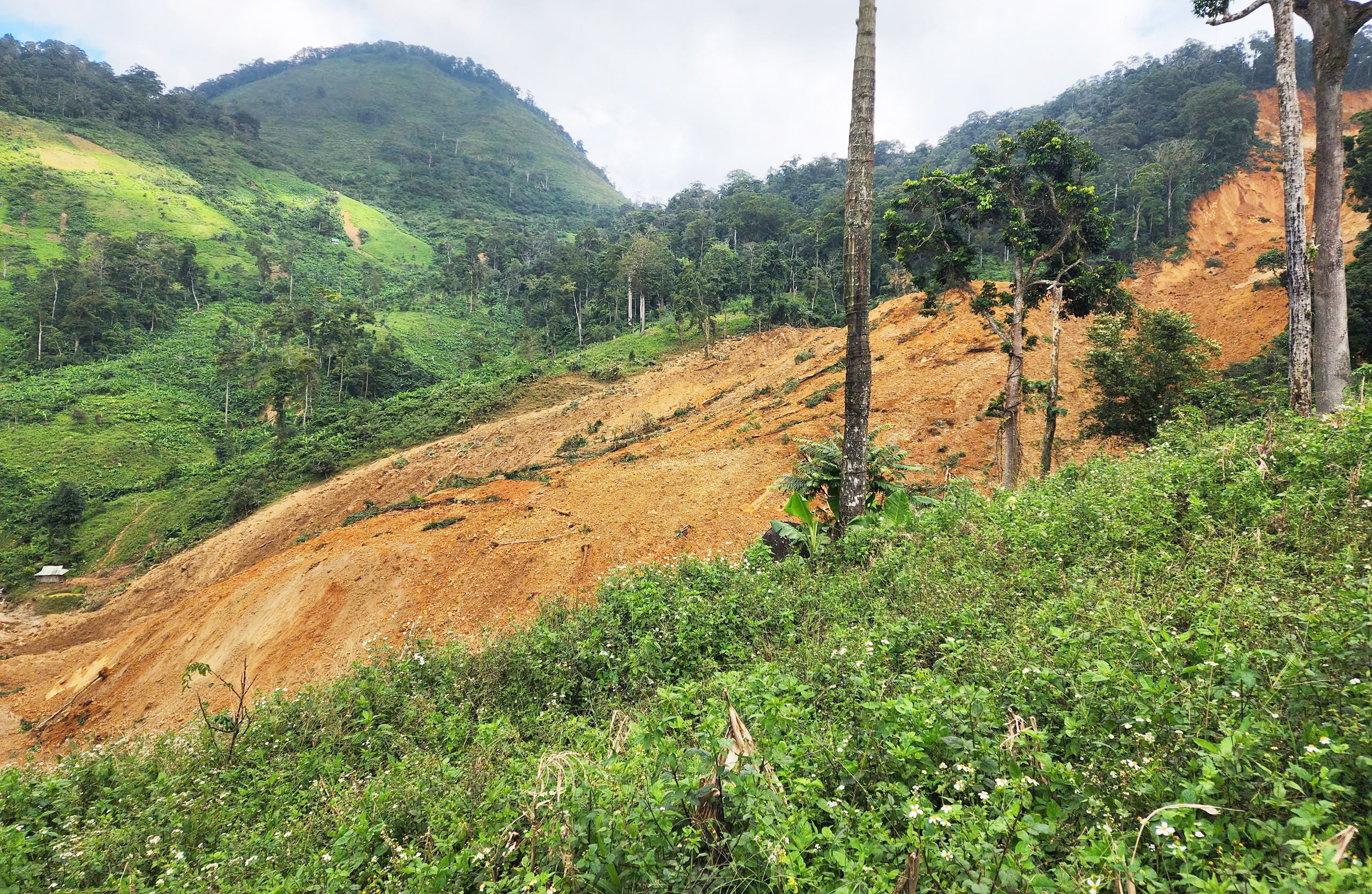 岘港发生可怕山体滑坡，无雨也发生