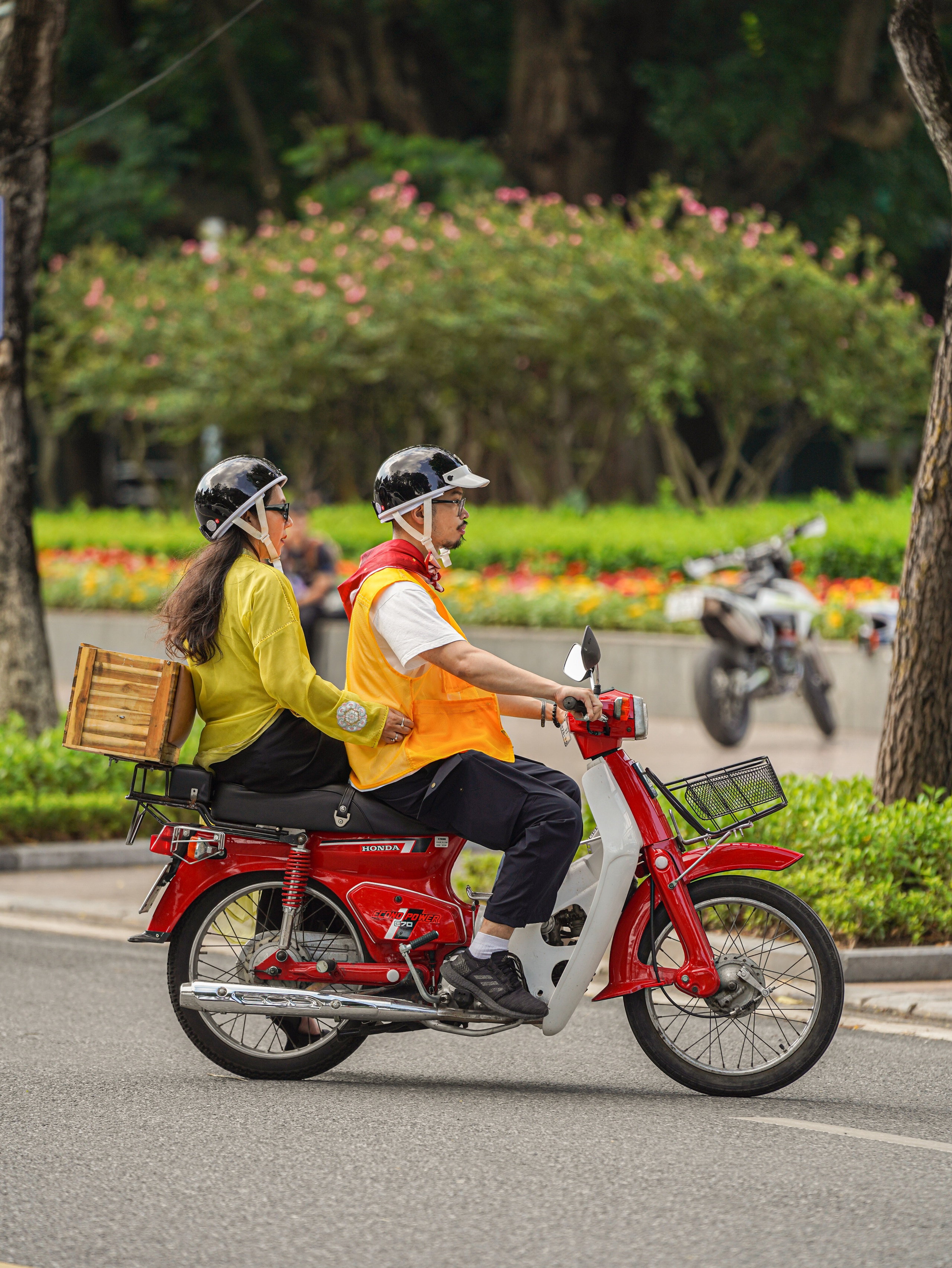 独特之旅：独立日探索河内，乘坐传奇红色Cub摩托车