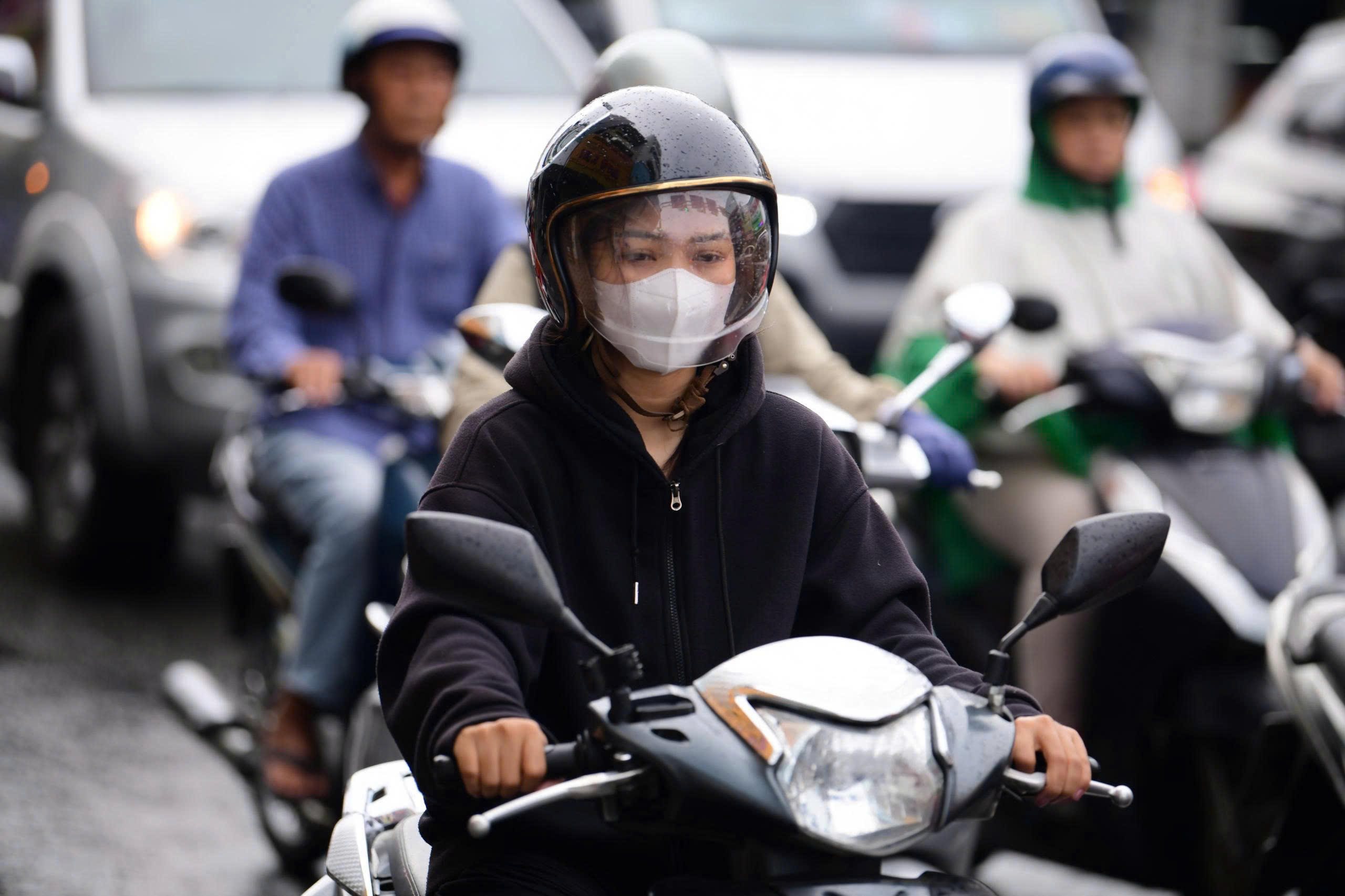 今天早上胡志明市有冷雨和季风，北部和中部将有大雨