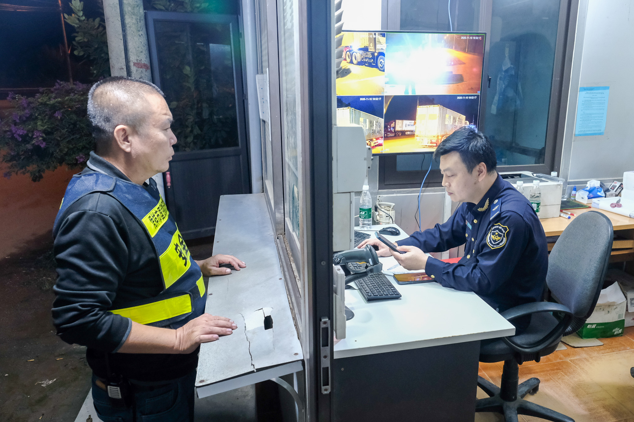 首次无人驾驶电动卡车从中国进口货物到越南