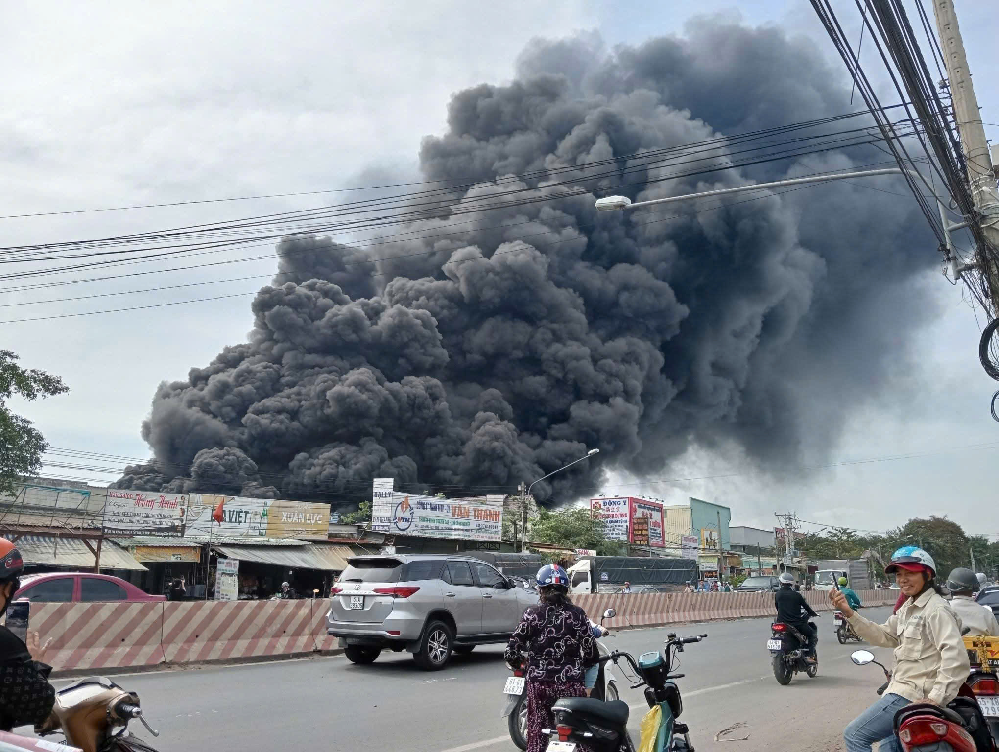 胡志明市西南区废料储存区发生猛烈火灾