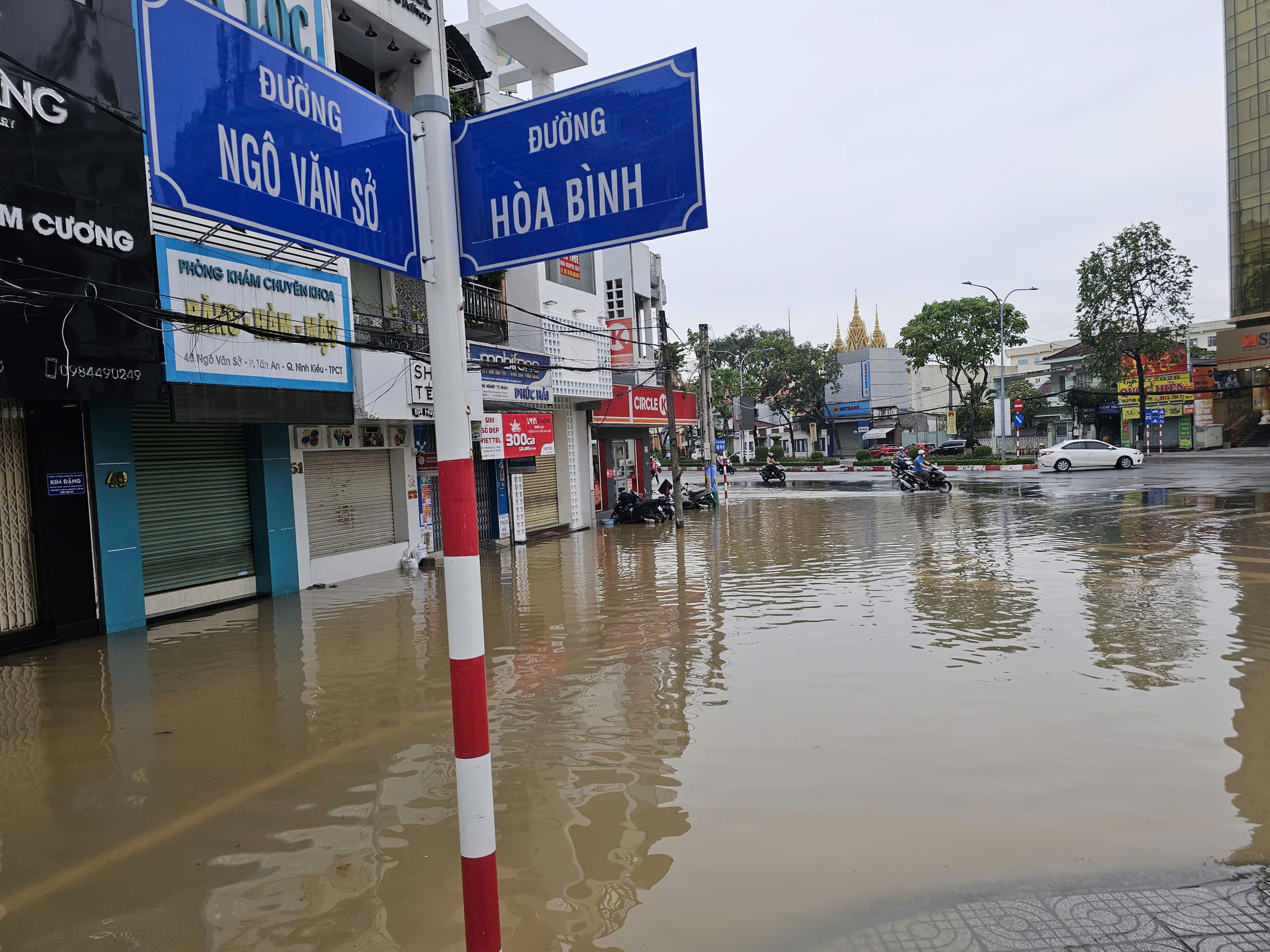 芹苴潮汐创纪录高位，多条高干道路仍被淹没