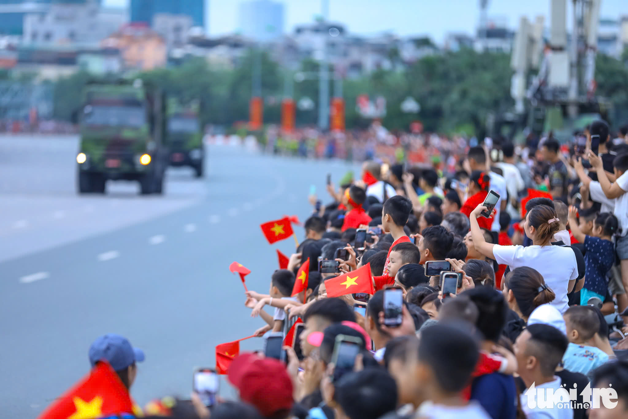 美亭体育场鸣炮，开启阅兵游行合练序幕