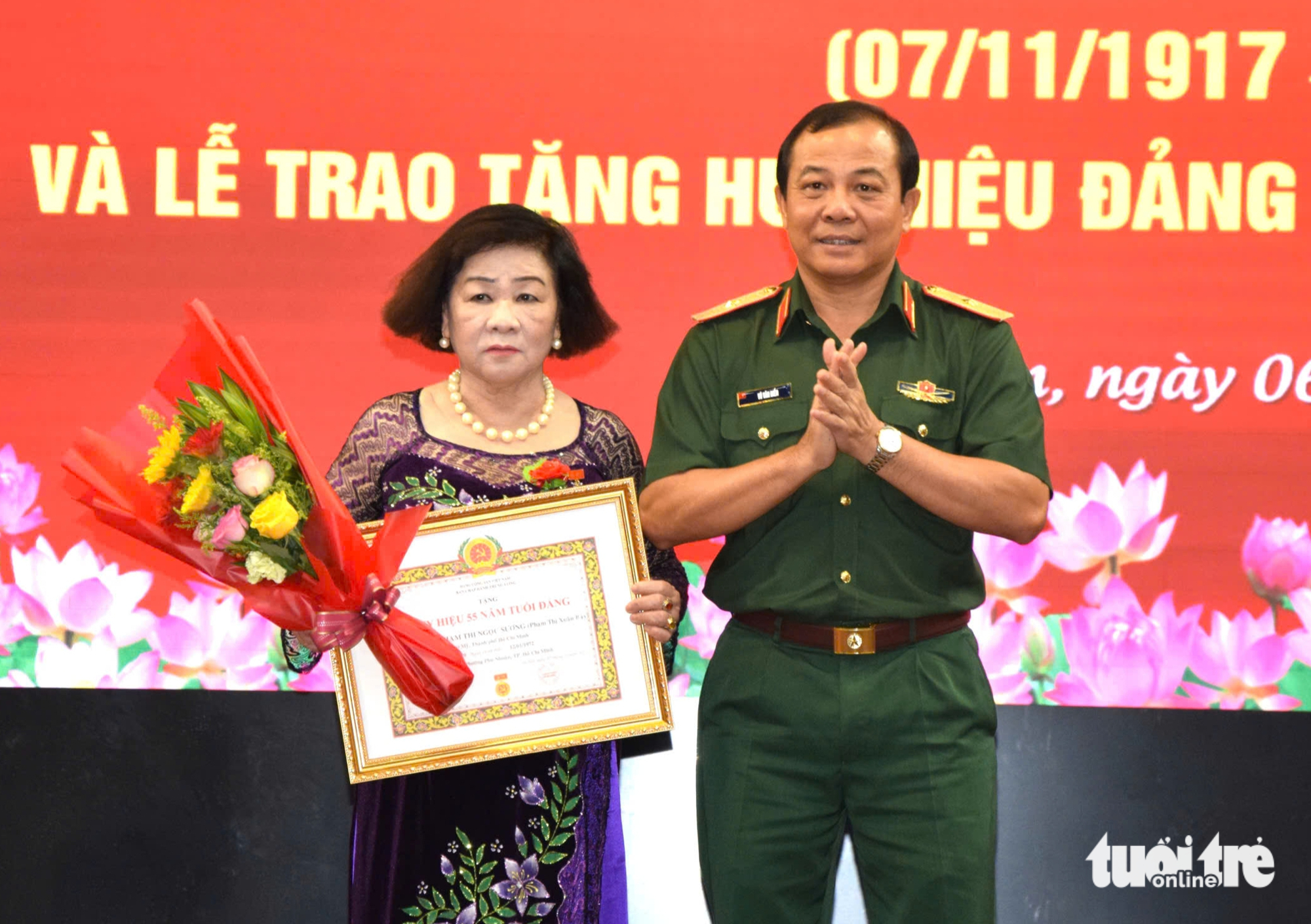 胡志明市桥郡向30名党员颁发党徽