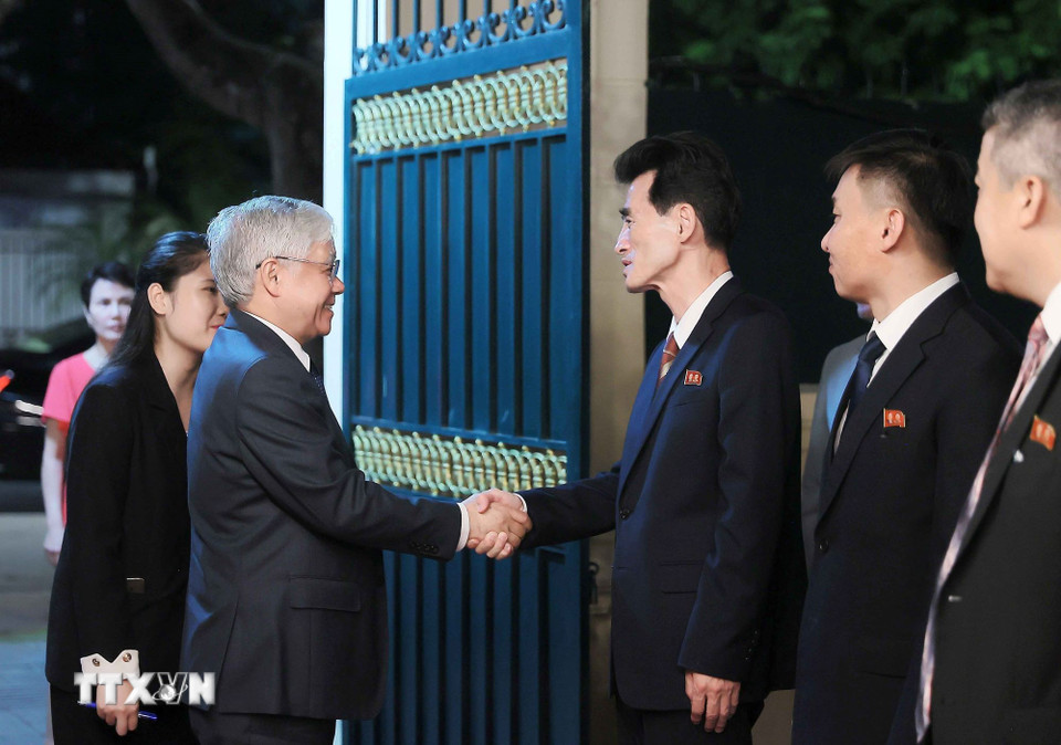 杜文战出席朝鲜劳动党成立纪念招待会